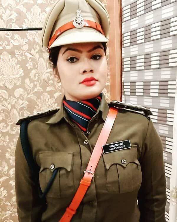 इनका नाम है नेहा पच्चीसिया जो मध्य प्रदेश कटनी की CSP हैं इसके अलावा मैडम इंफ्लूएंसर भी हैं।
इनके कारनामे सुनकर आप भी दंग रह जाएंगे और सोच में पड़ जाएंगे कि इनका नाम नेहा पच्चीसिया नहीं कुछ और होना था।
इनके पास एक केस आता है जो किसी आकाश लोधी नाम से था। आकाश एक मर्डर केस में सस्पेक्ट था और उसकी जमानत नहीं हो रही थी।
मैडम कहती हैं कि मुझे 15 लाख दो मैं इनकी जमानत करवा दूंगी लेकिन आकाश की फैमिली के पास पैसे नहीं थे तो नेहा पच्चीसिया ने दिमाग लगाया
और ऐसी 400 बीसी दिखाई जिसे सुनकर आपके होश उड़ जाएंगे।
नेहा ने आकाश के परिवार को मैनिपुलेट किया और 1 करोड़ की जमीन को 18 लाख 20 हजार में बिकवा दिया ताकि नेहा जी को 15 लाख रिश्वत मिल सके।
नेहा पच्चीसिया ने वो पैसे किसी मारूफ के अकाउंट में ट्रांसफर कराए लेकिन चार्जशीट फाइल न होने की वजह से आकाश को बेल मिल गई।
उसके बाद मामले की शिकायत कर दी गई तो CM मोहन यादव के संज्ञान में आया जिसके बाद इन्हें सस्पेंड किया गया।
अब इनके खिलाफ धोखधड़ी, जबरदस्ती और आपराधिक साजिश के तहत मामला भी दर्ज हुआ है।
