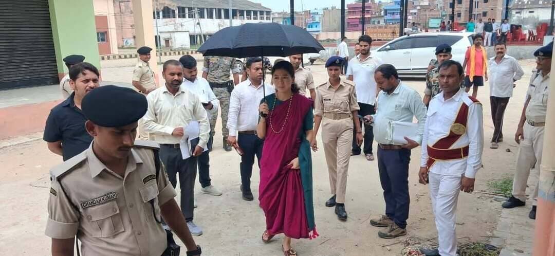 राजा बाजार व बस स्टैंड का डीएम ने किया निरीक्षण, नो-वेंडिंग जोन को अतिक्रमणमुक्त रखने का निर्देश
जहानाबाद। जिला पदाधिकारी श्रीमती छिरिङ वाई भूटिया ने शनिवार को राजा बाजार, बस स्टैंड एवं सीएमआर गोदाम संख्या-04 का निरीक्षण कर व्यवस्थाओं और चल रहे कार्यों की जानकारी ली। निरीक्षण के दौरान उन्होंने संबंधित अधिकारियों को लंबित कार्यों को शीघ्र पूरा कराने के साथ गुणवत्ता एवं साफ-सफाई पर विशेष ध्यान देने का निर्देश दिया।
राजा बाजार के निरीक्षण में कुछ कार्य अधूरे पाए गए। इस पर डीएम ने संबंधित पदाधिकारियों और कार्यकारी एजेंसी को शेष कार्य निर्धारित मानकों के अनुरूप गुणवत्तापूर्ण तरीके से जल्द पूरा करने का निर्देश दिया। उन्होंने कार्यों की प्रगति और गुणवत्ता की नियमित निगरानी करने को भी कहा।
बस स्टैंड के निरीक्षण के दौरान उन्होंने नगर परिषद के कार्यपालक पदाधिकारी को सुव्यवस्थित पार्किंग जोन विकसित करने के लिए योजना तैयार करने का निर्देश दिया। साथ ही नो-वेंडिंग जोन को हर हाल में अतिक्रमणमुक्त रखने, परिसर में वाहनों के सुचारु आवागमन और नियमित साफ-सफाई सुनिश्चित करने को कहा।
इसके बाद डीएम ने सीएमआर गोदाम संख्या-04 का निरीक्षण किया। इस दौरान सीएमआर की गुणवत्ता, भंडारण व्यवस्था और निर्धारित मानकों की जांच की गई। जांच में सीएमआर मानकों के अनुरूप पाया गया। डीएम ने संतोष जताते हुए खाद्यान्न की गुणवत्ता और सुरक्षित भंडारण व्यवस्था को बनाए रखने का निर्देश दिया।
निरीक्षण के दौरान उप विकास आयुक्त, अनुमंडल पदाधिकारी, नगर परिषद के कार्यपालक पदाधिकारी, सहायक अभियंता समेत अन्य संबंधित पदाधिकारी मौजूद रहे।