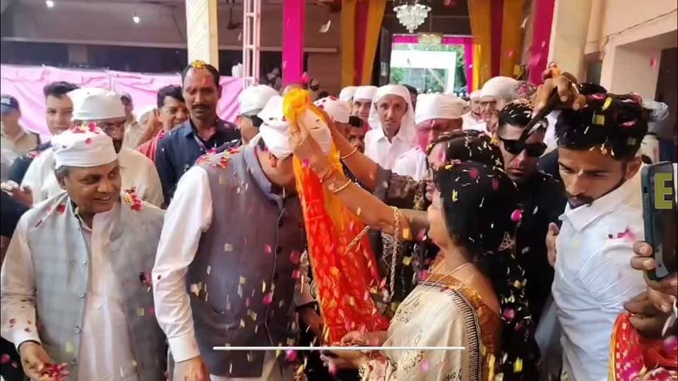 ब्रेकिंग न्यूज़ / हरिद्वार
उत्तराखंड सीएम पुष्कर सिंह धामी पहुंचे हरिद्वार भाजपा पदाधिकारी ओर कार्यकर्ता ने किया ज़ोरदार स्वागत।
सीएम धामी बंदीछोड़ श्री ब्रह्मनिवास आश्रम में 51वें निर्वाण दिवस कार्यक्रम में हुए शामिल।
सीएम के आगमन को लेकर प्रशासन ने सुरक्षा व्यवस्था बढ़ाई।
कार्यक्रम के बाद हरिद्वार से देहरादून के लिए रवाना होंगे मुख्यमंत्री धामी।
Uttarakhand DIPR Haridwar Police Pushkar Singh Dhami Bahadrabad News Dipr Haridwar