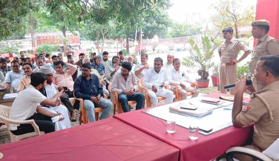 *हरैया में रक्षाबंधन और बारावफात को लेकर पीस कमेटी की बैठक, एसएचओ हरैया संजय कुमार ने दिया भाईचारे का संदेश*
*जनपद बस्ती, उत्तर प्रदेश 22 अगस्त 2026*
आगामी रक्षाबंधन और बारावफात पर्व को देखते हुए थाना हरैया परिसर में शनिवार को पीस कमेटी की बैठक का आयोजन किया गया। बैठक में दोनों पर्वों को शांति, सौहार्द और आपसी भाईचारे के साथ मनाने पर विस्तार से चर्चा की गई।
बैठक की अध्यक्षता कर रहे *थाना प्रभारी निरीक्षक हरैया संजय कुमार * ने उपस्थित गणमान्य नागरिकों और विभिन्न समुदायों के प्रतिनिधियों से कहा कि दोनों पर्व प्रेम और एकता का संदेश देते हैं। सभी को मिलकर पर्व मनाना चाहिए और अफवाहों से बचना चाहिए।
*थानाध्यक्ष संजय कुमार* ने स्पष्ट कहा कि सोशल मीडिया पर मिलने वाली किसी भी भ्रामक सूचना को बिना सत्यापन के आगे न बढ़ाएं। त्योहारों के दौरान पुलिस द्वारा सुरक्षा, यातायात और साफ-सफाई के विशेष प्रबंध किए गए हैं। आयोजकों को प्रशासन के नियमों का पालन करना होगा। उन्होंने चेतावनी दी कि शांति व्यवस्था बिगाड़ने और माहौल खराब करने वालों के खिलाफ सख्त कानूनी कार्रवाई की जाएगी। क्षेत्र में शांति और कानून-व्यवस्था बनाए रखना हम सभी की सामूहिक जिम्मेदारी है। सभी सदस्यों ने पुलिस प्रशासन को सहयोग का भरोसा दिलाया।
*संवाददाता हरी ओम प्रकाश,
राष्ट्रीय हिंदी दैनिक कौटिल्य का भारत*