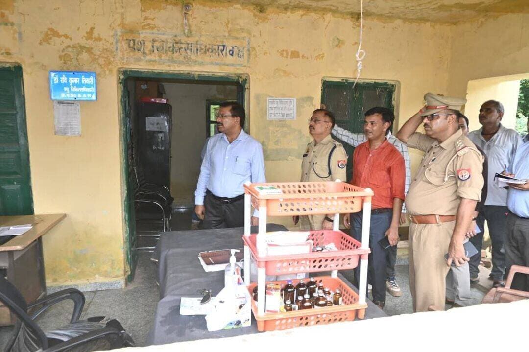 जिलाधिकारी एवं पुलिस अधीक्षक जालौन द्वारा संयुक्त रूप से प्राथमिक स्वास्थ्य केन्द्र कुठौन्द एवं पशु चिकित्सालय कुठौन्द का निरीक्षण कर सम्बन्धित को आवश्यक दिशा-निर्देश दिये गये ।