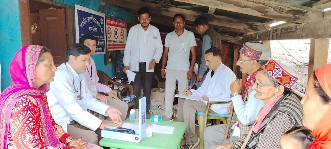 रुनुकोठी में आयुष विभाग की मोबाइल मेडिकल यूनिट का स्वास्थ्य शिविर, 93 लोगों की जांच
चंबा, 22 अगस्त। आयुष विभाग चंबा की मोबाइल मेडिकल यूनिट द्वारा जनजातीय क्षेत्र भरमौर की तहसील भरमौर के गांव रुनुकोठी में एकदिवसीय स्वास्थ्य जांच शिविर का आयोजन किया गया। शिविर का उद्देश्य दुर्गम एवं ग्रामीण क्षेत्रों के लोगों को उनके घर-द्वार के समीप स्वास्थ्य सुविधाएं उपलब्ध करवाना रहा।
जिला आयुष अधिकारी डॉ. अनिता शर्मा के दिशा-निर्देशानुसार आयोजित शिविर में कुल 93 लोगों के स्वास्थ्य की जांच की गई। इस दौरान 17 लोगों के शुगर टेस्ट, 8 लोगों के हीमोग्लोबिन टेस्ट के साथ रक्तचाप की भी जांच की गई।
चिकित्सकों ने मरीजों की स्वास्थ्य जांच कर बीमारी के अनुसार आवश्यक आयुर्वेदिक दवाइयां वितरित कीं तथा स्वास्थ्य संबंधी जरूरी दिशा-निर्देश दिए। लोगों को स्वस्थ जीवनशैली अपनाने और योग को दैनिक जीवन का हिस्सा बनाने के लिए प्रेरित किया गया। इस दौरान विभिन्न योगासन भी करवाए गए। साथ ही आयुर्वेद एवं स्वास्थ्य जागरूकता से संबंधित आईईसी सामग्री वितरित की गई।
जिला आयुष अधिकारी डॉ. अनिता शर्मा ने बताया कि शिविर की जानकारी लोगों को पहले से दी गई थी, जिसके चलते बड़ी संख्या में ग्रामीणों ने पहुंचकर स्वास्थ्य जांच करवाई। उन्होंने कहा कि विभाग का प्रयास है कि दुर्गम क्षेत्रों में रहने वाले लोगों को घर-द्वार के नजदीक बेहतर स्वास्थ्य सुविधाएं उपलब्ध करवाई जाएं।
शिविर में डॉ. राजिंदर ठाकुर, डॉ. प्रदीप ठाकुर, आयुर्वेदिक फार्मेसी अधिकारी दलीप जरयाल, पवन कुमार, तिलक और राजुकुमार ने सेवाएं प्रदान कीं। शिविर को सफल बनाने में उपमंडलीय भरमौर आयुष चिकित्सा अधिकारी डॉ. राजेश कुमार का भी महत्वपूर्ण योगदान रहा।