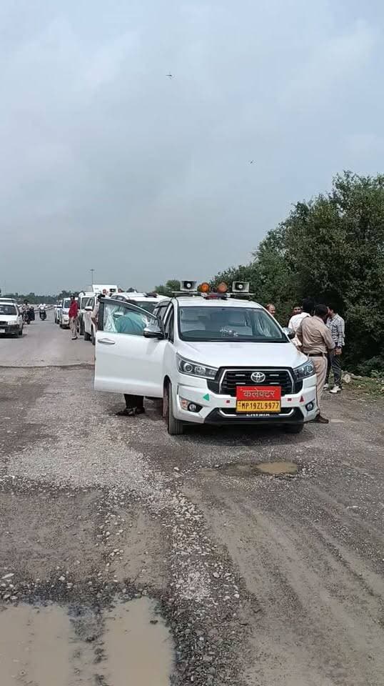 सतना कलेक्टर डॉ. सतीश कुमार एस एवं पुलिस अधीक्षक हंसराज सिंह शहर भ्रमण पर निकले। इस दौरान अधिकारियों ने बाईपास में निर्माणाधीन सड़क का निरीक्षण कर निर्माण कार्य की प्रगति एवं व्यवस्थाओं का जायजा लिया।