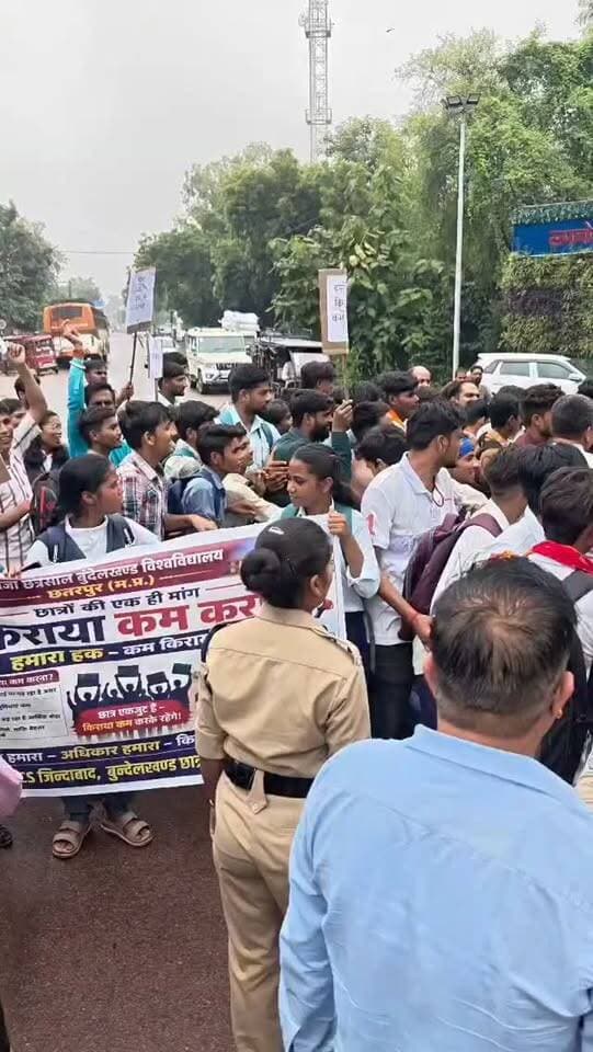 छतरपुर में छात्रों का प्रदर्शन, पुलिस से हुई झूमाझटकी! 60% तक बढ़े बस किराए का विरोध
छतरपुर में बसों का किराया बढ़ाए जाने से नाराज विद्यार्थियों ने प्रदर्शन किया। छात्रों ने चौबे तिराहा पर जाम लगाने की कोशिश की, जिसके बाद पुलिस ने उन्हें वहां से हटाया। इसके बाद विद्यार्थी कलेक्ट्रेट के बाहर धरने पर बैठ गए।
प्रदर्शन के दौरान छात्रों और पुलिस के बीच झूमाझटकी भी देखने को मिली। विद्यार्थियों का कहना है कि बस किराए में 60% तक बढ़ोतरी से रोजाना बसों से पढ़ने आने वाले हजारों छात्रों पर आर्थिक बोझ बढ़ गया है।
बताया जा रहा है कि छतरपुर में रोजाना 10 हजार से ज्यादा विद्यार्थी बसों से पढ़ने आते हैं।
#Chhatarpur #ChhatarpurNews #StudentProtest #BusFareHike