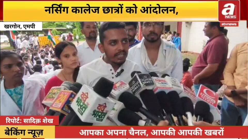 खरगोन। परीक्षा परिणाम में देरी, समय से परीक्षा नही होने जैसी समस्या से जूझ रहे नर्सिंग कॉलेज छात्रों का आंदोलन अब तेज होने लगा है। बिस्टान नाके पर पिछले 6 दिनों से धरनारत छात्रो ने शासन, प्रशासन से कोई राहत नही मिलने से नाराज होकर शुक्रवार को सांसद सेवा केंद्र खरगोन का घेराव किया। घेराव करने पहुंचे छात्रों को पुलिस ने एसडीएम कार्यालय के समीप बेरिकेड्स लगाकर रोकने का प्रयास भी किया लेकिन छात्रों ने पुलिस कार्रवाई का विरोध दर्ज कराते हुए बेरिकेड्स तोड़ दिए और दौड़ लगाकर सांसद कार्यालय पहुंचे गए।