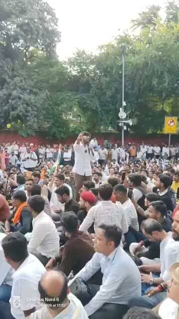 🚨 जंतर-मंतर से बड़ा बयान वायरल!
बिहार के आदित्य राज सिंह ने ऐसा क्या कह दिया कि सरकार भी जवाब देने से बचती नजर आ रही है? 🤔
आरक्षण सुधार आंदोलन के बीच दिए गए इस बयान ने खड़ा कर दिया बड़ा राजनीतिक सवाल ❗
वीडियो सोशल मीडिया पर तेजी से वायरल…
देखिए पूरा वीडियो और समझिए मामला 👇
#JantarMantar #ReservationReformMovement #ViralVideo #Politics #IndiaNews #Trending #FacebookPost