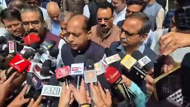 शिमला: राष्ट्रगान की पूरी कार्यवाही डिस्प्ले की जाए, CM सुक्खू मांगे माफी—नेता प्रतिपक्ष जयराम ठाकुर का बड़ा बयान। मीडिया से बातचीत करते हुए देखिए क्या बोले...