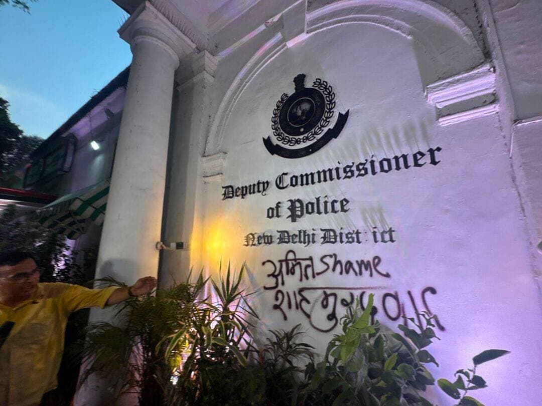 "अमित शाह मुरदाबाद"
<nis:link nis:type=tag nis:id=दिल्ली nis:value=दिल्ली nis:enabled=true nis:link/> के <nis:link nis:type=tag nis:id=संसद_मार्ग nis:value=संसद_मार्ग nis:enabled=true nis:link/> थाने पर किसी अज्ञात व्यक्ति ने ये लिख दिया.
<nis:link nis:type=tag nis:id=नेता nis:value=नेता nis:enabled=true nis:link/> विपक्ष राहुल गांधी का धरना खत्म होने के बाद इसे मिटाया गया.
ये बताता है कि लोगों के अंदर से डर खत्म हो गया है.