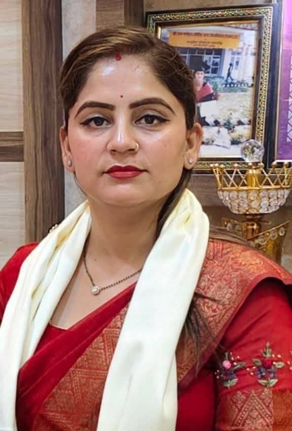डिजिटल युग में एकाग्रता और अनुशासन से ही सफलता की राह
प्रधानाचार्या अपर्णा सिंह ने विद्यार्थियों को मोबाइल के संतुलित उपयोग का दिया संदेश
बस्ती। आधुनिक तकनीक ने शिक्षा के क्षेत्र में क्रांतिकारी बदलाव किया है। स्मार्टफोन, इंटरनेट और डिजिटल माध्यमों के जरिए विद्यार्थियों को घर बैठे देश-दुनिया की जानकारी और अध्ययन सामग्री आसानी से उपलब्ध हो रही है। हालांकि, तकनीक का जरूरत से अधिक और अनियंत्रित इस्तेमाल विद्यार्थियों के लिए चुनौती भी बनता जा रहा है। सोशल मीडिया, ऑनलाइन मनोरंजन और लगातार आने वाले मोबाइल नोटिफिकेशन पढ़ाई के दौरान बच्चों का ध्यान भटका रहे हैं। ऐसे में विद्यार्थियों को तकनीक का उपयोग सुविधा के रूप में करने और अपनी एकाग्रता को प्राथमिकता देने की जरूरत है।
लिटिल फ्लावर्स स्कूल, बस्ती की प्रधानाचार्या अपर्णा सिंह ने विद्यार्थियों को डिजिटल माध्यमों के संतुलित इस्तेमाल की सलाह देते हुए कहा कि तकनीक विद्यार्थी की मददगार होनी चाहिए, उसकी दिनचर्या को नियंत्रित करने वाली नहीं। उन्होंने कहा कि सफलता के लिए प्रतिभा के साथ एकाग्रता, अनुशासन और समय का सही प्रबंधन बेहद जरूरी है।
उन्होंने कहा कि पढ़ाई के समय बार-बार मोबाइल देखना, सोशल मीडिया अपडेट चेक करना या नोटिफिकेशन का जवाब देना विद्यार्थियों की एकाग्रता को प्रभावित करता है। इससे पढ़े गए विषय को समझने और लंबे समय तक याद रखने की क्षमता भी कमजोर हो सकती है। इसलिए विद्यार्थियों को अध्ययन के दौरान अनावश्यक डिजिटल गतिविधियों से दूरी बनाकर पूरी तरह पढ़ाई पर ध्यान केंद्रित करना चाहिए।
प्रधानाचार्या ने विद्यार्थियों को ‘डिजिटल डिटॉक्स’ को अपनी दिनचर्या का हिस्सा बनाने की सलाह दी। उन्होंने कहा कि पढ़ाई, भोजन और विश्राम के समय मोबाइल फोन से दूरी बनाना उपयोगी आदत है। अध्ययन के दौरान गैर-जरूरी नोटिफिकेशन बंद रखे जाएं और मोबाइल का इस्तेमाल केवल आवश्यकता के अनुसार किया जाए। इससे समय की बचत के साथ मन को भी अनावश्यक सूचनाओं से राहत मिलेगी।
उन्होंने कहा कि विद्यार्थियों की सफलता में उनकी दिनचर्या की भी महत्वपूर्ण भूमिका होती है। देर रात तक मोबाइल या अन्य डिजिटल माध्यमों में व्यस्त रहने के बजाय समय पर सोना और सुबह जल्दी उठकर अध्ययन करना अधिक लाभकारी हो सकता है। पर्याप्त नींद और नियमित दिनचर्या से विद्यार्थी मानसिक रूप से तरोताजा रहते हैं और पढ़ाई के दौरान बेहतर तरीके से ध्यान केंद्रित कर पाते हैं।
अपर्णा सिंह ने विद्यार्थियों को केवल किताबों और मोबाइल स्क्रीन तक सीमित न रहने की सलाह देते हुए शारीरिक गतिविधियों को भी दिनचर्या में शामिल करने पर जोर दिया। उन्होंने कहा कि खेलकूद, योग, प्रकृति के बीच समय बिताना और अच्छी पुस्तकों का अध्ययन बच्चों के मानसिक एवं शारीरिक विकास में सहायक है। इन गतिविधियों से रचनात्मक सोच विकसित होती है और पढ़ाई के दबाव को भी संतुलित करने में मदद मिलती है।
उन्होंने कहा कि बच्चों को डिजिटल अनुशासन सिखाना केवल विद्यालय की जिम्मेदारी नहीं है। अभिभावकों की भूमिका भी उतनी ही महत्वपूर्ण है। घर में मोबाइल और इंटरनेट के इस्तेमाल को लेकर सकारात्मक माहौल बनाना, बच्चों के साथ संवाद करना और उनके समय प्रबंधन पर ध्यान देना जरूरी है। विद्यालय और परिवार मिलकर विद्यार्थियों में आत्म-अनुशासन, जिम्मेदारी और डिजिटल विवेक की भावना विकसित कर सकते हैं।
प्रधानाचार्या ने विद्यार्थियों से अपील की कि वे तकनीक से दूरी बनाने के बजाय उसका सही इस्तेमाल सीखें। इंटरनेट को ज्ञान का माध्यम बनाएं, सोशल मीडिया को अपनी पढ़ाई का विकल्प न बनने दें और अपने लक्ष्य को हमेशा प्राथमिकता दें। उन्होंने कहा कि डिजिटल युग में वही विद्यार्थी आगे बढ़ेंगे, जो तकनीक का इस्तेमाल अपनी क्षमता बढ़ाने के लिए करेंगे और अपनी एकाग्रता को किसी भी कीमत पर कमजोर नहीं होने देंगे।
उन्होंने विद्यार्थियों को संदेश दिया कि समय, एकाग्रता और अनुशासन सफलता की सबसे मजबूत नींव हैं। यदि विद्यार्थी इन तीनों का सही ढंग से उपयोग करना सीख लें तो डिजिटल युग की चुनौतियों को अवसर में बदला जा सकता है।
<nis:link nis:type=tag nis:id=everyonefollowers nis:value=everyonefollowers nis:enabled=true nis:link/> <nis:link nis:type=tag nis:id=trendingvideo nis:value=trendingvideo nis:enabled=true nis:link/> <nis:link nis:type=tag nis:id=fallowers nis:value=fallowers nis:enabled=true nis:link/>