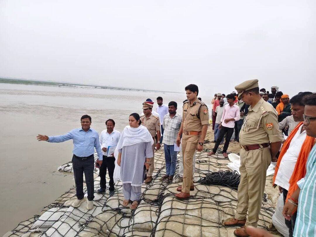 बस्ती जिला: जिलाधिकारी एवं पुलिस अधीक्षक बस्ती द्वारा कलवारी क्षेत्र के तटबन्धों का संयुक्त निरीक्षण किया गया एवं सम्बन्धित को दिये गये आवश्यक दिशा-निर्देश..