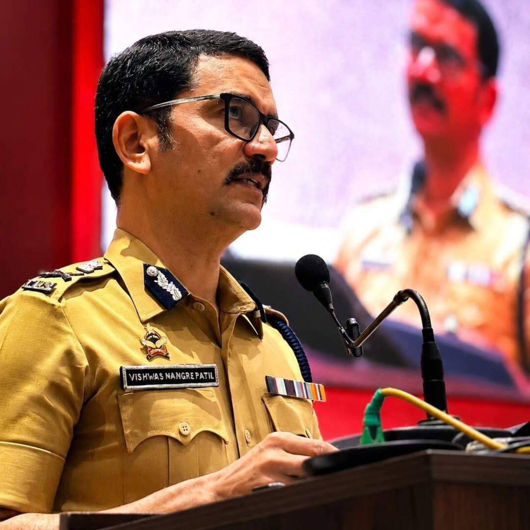 विद्यार्थी सुरक्षा हीच सर्वोच्च प्राथमिकता! 🛡️👮♂️
नागपूर शहर पोलिसांच्या वतीने “शैक्षणिक संस्थांच्या सुरक्षेसंदर्भातील समन्वय बैठक” आयोजित करण्यात आली.
या बैठकीत महिला व बाल सुरक्षा, विद्यार्थी सुरक्षा, सायबर सुरक्षा, रोड सेफ्टी, स्कूल ट्रान्सपोर्ट सुरक्षा तसेच शाळा प्रशासन आणि पोलिसांमधील प्रभावी समन्वय याबाबत मार्गदर्शन व चर्चा करण्यात आली.
शैक्षणिक संस्था आणि पोलिसांमध्ये मजबूत समन्वयातून संभाव्य धोके ओळखून विद्यार्थ्यांच्या सुरक्षिततेसाठी अधिक प्रभावी प्रतिबंधात्मक उपाययोजना करण्याचा निर्धार. 🤝
नागपूर शहर पोलीस — विद्यार्थ्यांच्या सुरक्षित भविष्यासाठी सदैव तत्पर.
#NagpurCityPolice #studentsafety #womenandchildsafety #cybersafty #schoolsafety