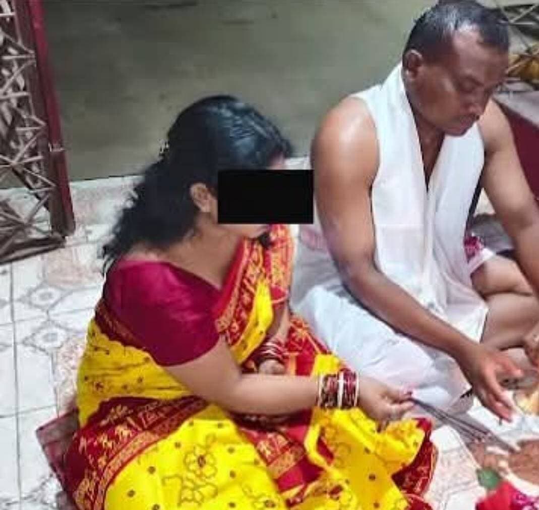 #ମହଙ୍ଗା_ପଡ଼ିଲା_ପ୍ରେମ_ପ୍ରତାରଣା
#ଦୁଷ୍କର୍ମ_ଅଭିଯୋଗରେ_ବନ୍ଧା_ହେଲେ_SI_ବାବୁ । ସବଇନସ୍ପେକ୍ଟର ପ୍ରଭାତ କୁମାର ନାୟକଙ୍କୁ ଗିରଫ କଲା ବାରିପଦା ଟାଉନ ଥାନା ପୋଲିସ । ମୟୂରଭଞ୍ଜ ଜିଲ୍ଲା ବାରିପଦା ଟାଉନ ଥାନାରେ କାର୍ଯ୍ୟରତ SIଙ୍କ ନାଁରେ ଦୁଷ୍କର୍ମ ଅଭିଯୋଗ ହୋଇଛି । ବିବାହର ପ୍ରତିଶ୍ରୁତି ଦେଇ ପ୍ରତାରଣା କରିଥିବା ଅଭିଯୋଗ କରିଛନ୍ତି ଯୁବତୀ ।
#pabitranewsodisha #SI #OdishaNews #Mayurbhanj #Baripada