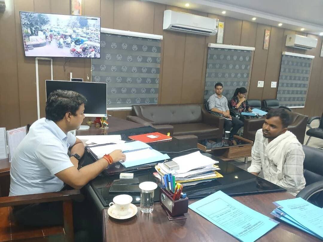 जिला पदाधिकारी, रोहतास द्वारा लोक शिकायत निवारण अंतर्गत प्राप्त द्वितीय अपील आवेदनों पर को सुनवाई के दौरान सत्रह मामलों का निस्तारण किया गया।
आज दिनांक 22.08.2026 लोक शिकायत निवारण के द्वितीय अपील अन्तर्गत प्राप्त 25 अपील आवेदनों पर जिला पदाधिकारी, रोहतास द्वारा सुनवाई की गयी। सुनवाई के दौरान लोक प्राधिकार के रूप में जिला पंचायत राज पदाधिकारी, जिला प्रोग्राम पदाधिकारी (ICDS), अनुमण्डल पदाधिकारी सासाराम, भूमि सुधार उप समाहर्त्ता सासाराम उपस्थित रहे तथा V.C. के माध्यम से अनुमंडल पदाधिकारी बिक्रमगंज, अनुमण्डल पदाधिकारी डिहरी एवं भूमि सुधार उप समाहर्त्ता बिक्रमगंज उपस्थित रहे। लोक प्राधिकार द्वारा अनुपालन प्रतिवेदन समर्पित किया गया। प्राप्त अनुपालन प्रतिवेदन के आलोक में सुनवाई की गई तथा उपस्थित पक्षों को विस्तार से सुना गया। सुनवाई के दौरान शिवानंद पटेल, छोटेलाल प्रसाद, हरिशंकर सिंह, बुटन राम, लाल बाबु चौधरी, शुभम कुमार, विश्वमोहन प्रसाद, राम प्रमोद सिंह, संतोष कुमार, भरत सिंह, चॉद चौबे, सूर्यवंशी चौहान, प्रभाकर कुमार, रामदर्शन पासवान के शिकायतों का निराकरण करते हुए निष्पादित किया गया। शेष मामले में लोक प्राधिकार को निर्देश दिया गया कि अगली निर्धारित तिथि को अनुपालन प्रतिवेदन के साथ उपस्थित रहें। साथ हीं लोक प्राधिकार को परिवादों के निस्तारण हेतु कई निर्देश भी दिए गए।
#IPRD
#BiharGovernment
#PublicService
#DistrictAdministration
Information & Public Relations Department, Government of Bihar