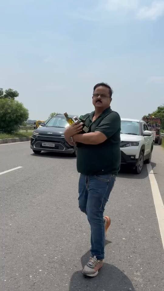 पटना बख्तियारपुर हाईवे पर दारू से भरी गाड़ी का हुआ एक्सीडेंट गाड़ी वाला गाड़ी छोड़ हुआ फरार। मौके पर मौजूद लोगों ने लुट ली दारू की बोतलें
