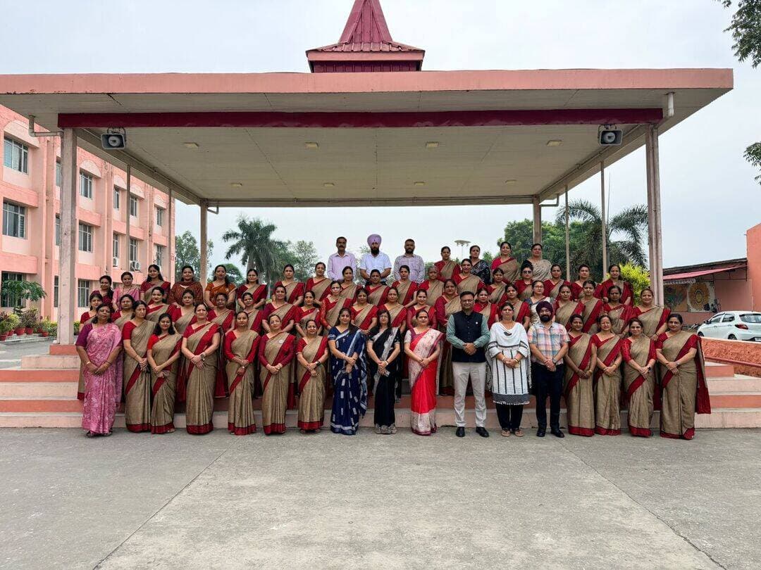 सीखने से सिखाने तक: द स्कॉलर्स होम स्कूल में अधिगम परिणाम एवं शिक्षण-पद्धतियों पर कार्यशाला आयोजित
======
पांवटा साहिब : आज द स्कॉलर्स होम स्कूल में शिक्षकों के व्यावसायिक विकास तथा शिक्षण-अधिगम प्रक्रिया को अधिक प्रभावी एवं परिणामोन्मुख बनाने के उद्देश्य से “अधिगम परिणाम एवं शिक्षण-पद्धतियाँ” विषय पर एक ज्ञानवर्धक एवं क्षमता-वर्धन कार्यशाला का आयोजन किया गया। कार्यशाला में पूजा बत्रा एवं डॉ. मोनिका ने विशेषज्ञ वक्ता के रूप में शिक्षकों का मार्गदर्शन किया।
कार्यशाला का शुभारंभ विद्यालय की निदेशक गुरमीत कौर नारंग एवं प्रधानाचार्य अभिषेक शर्मा की गरिमामयी उपस्थिति में दीप प्रज्ज्वलन के साथ हुआ।
कार्यशाला में विद्यालय के 60 शिक्षकों ने उत्साहपूर्वक भाग लिया। विभिन्न गतिविधियों, समूह-चर्चाओं एवं विचार-विमर्श के माध्यम से शिक्षकों ने सक्रिय सहभागिता करते हुए अपने अनुभव साझा किए।
विशेषज्ञ वक्ताओं ने अधिगम परिणामों को प्रभावी शिक्षण से जोड़ने, विद्यार्थी-केंद्रित शिक्षण, नवीन शिक्षण-पद्धतियों, प्रभावी मूल्यांकन तथा कक्षा-कक्ष की विभिन्न रणनीतियों पर व्यावहारिक मार्गदर्शन प्रदान किया।
शिक्षकों को यह समझाया गया कि स्पष्ट अधिगम परिणामों और उपयुक्त शिक्षण-पद्धतियों के प्रभावी समन्वय से कक्षा-कक्ष को अधिक रोचक, सहभागी, समावेशी एवं परिणामोन्मुख बनाया जा सकता है।
विशेषज्ञ वक्ताओं द्वारा साझा किए गए अनुभवों, उदाहरणों एवं व्यावहारिक रणनीतियों ने शिक्षकों को अपने शिक्षण-अभ्यास में नवाचार एवं रचनात्मकता को शामिल करने के लिए प्रेरित किया।
कार्यशाला ने शिक्षकों को इस बात पर चिंतन करने का अवसर भी प्रदान किया कि प्रत्येक शिक्षण-अधिगम गतिविधि किस प्रकार विद्यार्थियों के अपेक्षित अधिगम परिणामों की प्राप्ति में योगदान दे सकती है।
कार्यशाला का समापन सकारात्मक एवं प्रेरणादायक वातावरण में हुआ। शिक्षकों ने इस समृद्ध एवं उपयोगी अधिगम अनुभव के लिए आभार व्यक्त किया तथा विद्यार्थियों के बेहतर अधिगम परिणाम सुनिश्चित करने के लिए प्रभावी, विद्यार्थी-केंद्रित एवं नवाचारी शिक्षण-पद्धतियों को अपनाने की प्रतिबद्धता दोहराई।