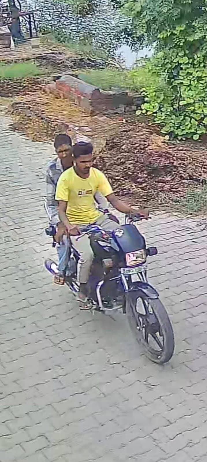 यह दोनों व्यक्ति एक महिला से चेन छीन कर भागे हैं डेरा बाजीगर नजदीक गांव सीकरी (नीलोखेड़ी )से इनको पकड़ वाने में मदद करें सूचना देने वाले का नाम गुप्त रखा जाएगा आप हमारे नंबर पर संपर्क कर सकते हैं 088149 95454