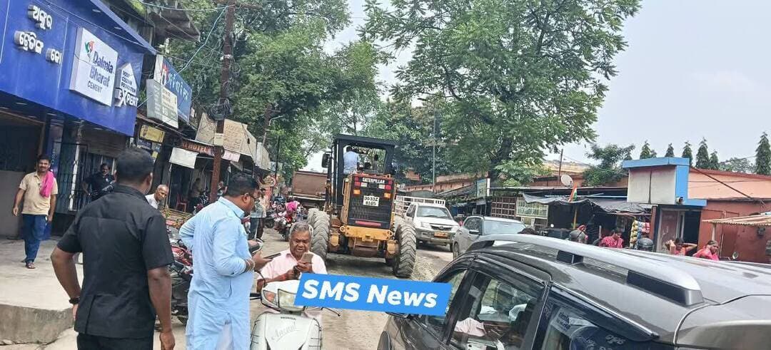 NH ରାସ୍ତା କାମ ର ସମୀକ୍ଷା କଲେ ବିଧାୟକ ରୋହିତ ଯୋଶେଫ୍ ତିର୍କୀ।
ଆଜି ଏକ କାର୍ଯ୍ୟକ୍ରମ କୁ ଯିବା ସମୟରେ ମାନ୍ୟବର ବୀରମିତ୍ରପୁର ବିଧାୟକ, ଶ୍ରୀ Rohit Joseph Tirkey ବୀରମିତ୍ରପୁର ରେ ଚାଲିଥିବା ଜାତୀୟ ରାଜପଥ ମରାମତି କାମର ଅଚାନକ ସମୀକ୍ଷା କଲେ। କାମ ଶୀଘ୍ର ସାରିବାକୁ ଏବଂ ଗୁଣବତ୍ତା ବଜାୟ ରଖିବାକୁ ବିଧାୟକ ନିର୍ଦ୍ଦେଶ ଦେଇଛନ୍ତି।
#smsnewsnetwork #rourkela #NH #MLA #rohitjosephtirkey