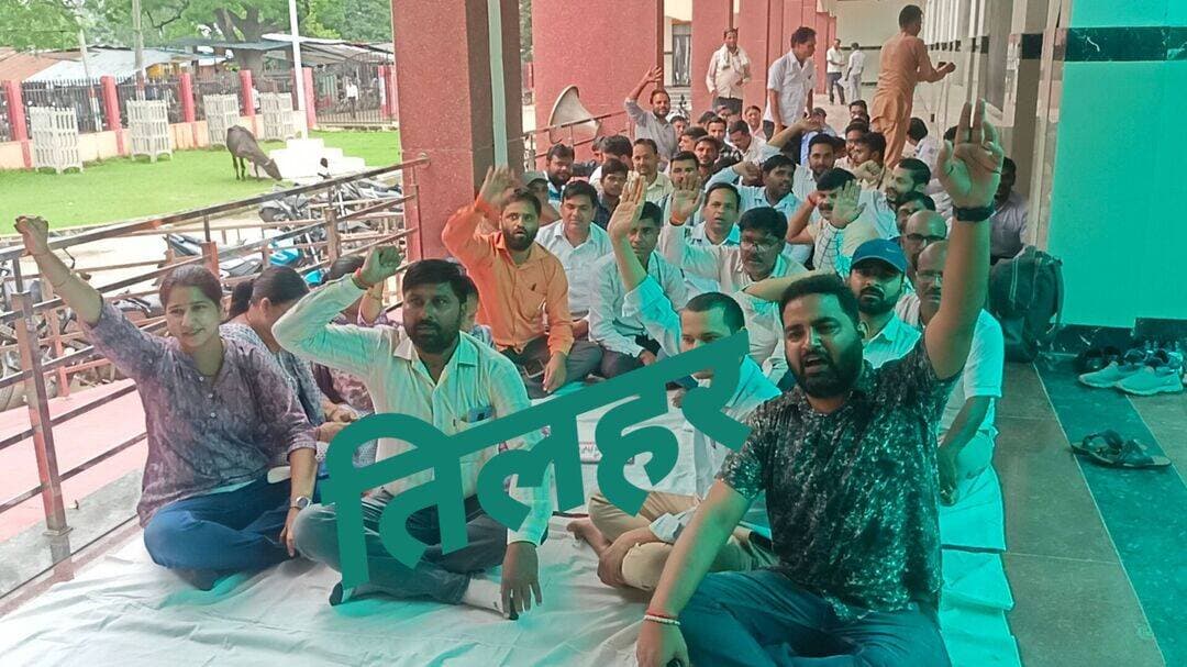 शाहजहांपुर: तिलहर तहसील परिसर में लेखपालों ने शुरू किया धरना प्रदर्शन। अयोध्या में लेखपाल के पकड़े जाने को लेकर आक्रोश।