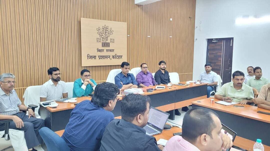जिला पदाधिकारी आशुतोष द्विवेदी की अध्यक्षता में गजेटियर कमिटी की समीक्षात्मक बैठक आयोजित की गई*
*कटिहार जिला का प्रथम गजेटियर का होगा प्रकाशन।*
*ड्राफ्ट का हुआ प्रकाशन*
कटिहार,22 अगस्त 2026 शनिवार।
आज दिनांक 22 अगस्त 2026 को जिला पदाधिकारी कटिहार श्री आशुतोष द्विवेदी की अध्यक्षता में आज गजेटियर कमिटी की समीक्षात्मक बैठक समाहरणालय सभागार में आयोजित की गई।
बैठक में कटिहार जिले के गजेटियर के प्रकाशन हेतु विभिन्न विभागों से प्राप्त होने वाली सूचनाओं, तथ्यों एवं आंकड़ों की समीक्षा की गई।
ड्राफ्ट को उपलब्ध कराया गया। जिला पदाधिकारी ने दो सप्ताह का समय आंकड़ों में सुधार के लिए विभिन्न विभागों के पदाधिकारी को दिया। गजेटियर में अन्य विषयों से संबंधित रोचक तथ्य को शामिल करने का अनुरोध किया।
बैठक में जिला पदाधिकारी ने सभी संबंधित विभागों के पदाधिकारियों को निर्देश दिया कि अपने-अपने विभाग से संबंधित डाटा एवं फैक्ट की सम्यक समीक्षा करते हुए पांडुलिपि तैयार कर सामान्य प्रशाखा में उपलब्ध कराना सुनिश्चित करें।
उन्होंने कहा कि गजेटियर में जिले के ऐतिहासिक, सामाजिक, सांस्कृतिक,भौगोलिक एवं विकासात्मक पहलुओं का तथ्यात्मक एवं अद्यतन विवरण शामिल किया जाना है।
जिला पदाधिकारी ने कहा कि कटिहार जिले के गजेटियर को समृद्ध एवं तथ्यपरक बनाने के लिए आमजनों की सहभागिता भी महत्वपूर्ण है।
उन्होंने आम जनता से अपील की कि कटिहार जिले से संबंधित ऐतिहासिक एवं पौराणिक स्थलों,स्थानीय संस्कृति, महत्वपूर्ण दस्तावेज, पुराने एवं महत्वपूर्ण फोटो, लिखित साक्ष्य तथा जिले की महत्वपूर्ण घटनाओं से संबंधित प्रमाण/साक्ष्य उपलब्ध हों तो उन्हें सामान्य प्रशाखा में उपलब्ध कराया जाए।
जिला पदाधिकारी ने यह भी निर्देश दिया कि गजेटियर में वित्तीय वर्ष 2025-26 के दौरान कटिहार जिले में हुए महत्वपूर्ण विकासात्मक एवं अन्य प्रमुख बदलावों को भी समुचित रूप से दर्शाया जाए, ताकि जिले की वर्तमान प्रगति एवं उपलब्धियों का तथ्यात्मक दस्तावेज तैयार हो सके।
बैठक में एडीएम कटिहार, वरीय उपसमाहर्तागण, जिला स्तरीय पदाधिकारीगण सहित गजेटियर कमिटी के अन्य सदस्य उपस्थित रहें।
जिला जनसंपर्क पदाधिकारी,
कटिहार।
Information & Public Relations Department, Government of Bihar @topfans #Katihar