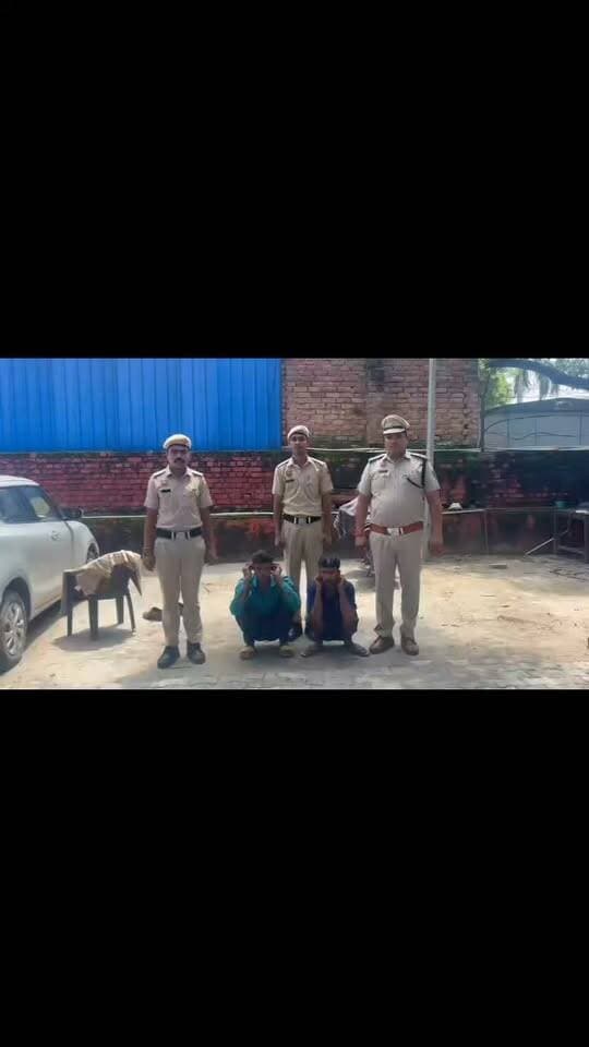 मोबाइल फोन हैक करने के संदेह के चलते हुए विवाद में साथी की चाकू से गला काटकर हत्या करने के मामले में 2 आरोपी गिरफ्तार।
गुरुग्राम, गौरव गर्ग, 22 अगस्त । 13 अगस्त को पुलिस थाना सेक्टर-14, गुरुग्राम में ईस्ट राजीव नगर, गुरुग्राम में एक व्यक्ति की हत्या होने की सूचना प्राप्त हुई। सूचना पर पुलिस टीम घटनास्थल पर पहुंची, जहां मकान की दूसरी मंजिल पर एक कमरे में एक व्यक्ति का शव बेड पर पड़ा हुआ था, जिसका गला कटा हुआ था। पुलिस टीम द्वारा सीन ऑफ क्राइम एवं फिंगरप्रिंट टीम को मौके पर बुलाकर घटनास्थल का निरीक्षण करवाया गया। मृतक की पहचान सुजीत कुमार खानवर निवासी जिला जौनपुर (उत्तर प्रदेश) के रूप में हुई। मकान मालिक ने शिकायत में बताया कि उसने मकान की दूसरी मंजिल पर एक कमरा केशव व एक अन्य व्यक्ति को किराए पर दिया हुआ था। 12 अगस्त को केशव अपने अन्य साथियों के साथ कमरे पर मौजूद था। 13 अगस्त को मकान मालिक बिजली बिल लेने के लिए कमरे पर गया, लेकिन किसी ने दरवाजा नहीं खोला। दरवाजा खोलकर देखने पर एक व्यक्ति का शव खून से लथपथ अवस्था में पड़ा मिला, जिसका गला कटा हुआ था। शिकायत के आधार पर पुलिस थाना सेक्टर-14, गुरुग्राम में संबंधित धाराओं के तहत अभियोग अंकित किया गया।
पुलिस थाना सेक्टर-14, गुरुग्राम की पुलिस टीम ने कार्रवाई करते हुए उपरोक्त अभियोग में 2 आरोपियों को 21 अगस्त को नवादा, बिहार से गिरफ्तार किया। आरोपियों की पहचान केशव (उम्र 30 वर्ष) निवासी गांव कुहीला, जिला नवादा (बिहार) तथा राहुल (उम्र 19 वर्ष) निवासी गांव कनिकोंड, जिला कोडरमा (झारखंड) के रूप में हुई है।
पुलिस पूछताछ के दौरान सामने आया कि मृतक मकान के नक्शे बनाने के साथ-साथ गार्ड की नौकरी भी करता था। आरोपी भी नक्शा बनाने का कार्य करते थे, जिसके चलते दोनों पक्षों की पूर्व से जान-पहचान एवं व्यावसायिक संपर्क था। मामले से जुड़े एक अन्य आरोपी का मोबाइल फोन हैक होने के कारण आरोपियों को मृतक पर फोन हैक करने का संदेह था। घटना के दिन आरोपी और मृतक एक साथ बैठकर शराब पी रहे थे। इसी दौरान ईमेल आईडी को लेकर दोनों के बीच विवाद शुरू हो गया। विवाद बढ़ने पर आरोपियों द्वारा उक्त वारदात को अंजाम दिया गया।
पुलिस टीम द्वारा उपरोक्त दोनों आरोपियों को 21 अगस्त को माननीय अदालत में पेश करके 3 दिन के पुलिस हिरासत रिमांड पर लिया गया है। रिमांड अवधि के दौरान आरोपियों से वारदात के संबंध में गहनता से पूछताछ की जाएगी। अभियोग का अनुसंधान जारी है।