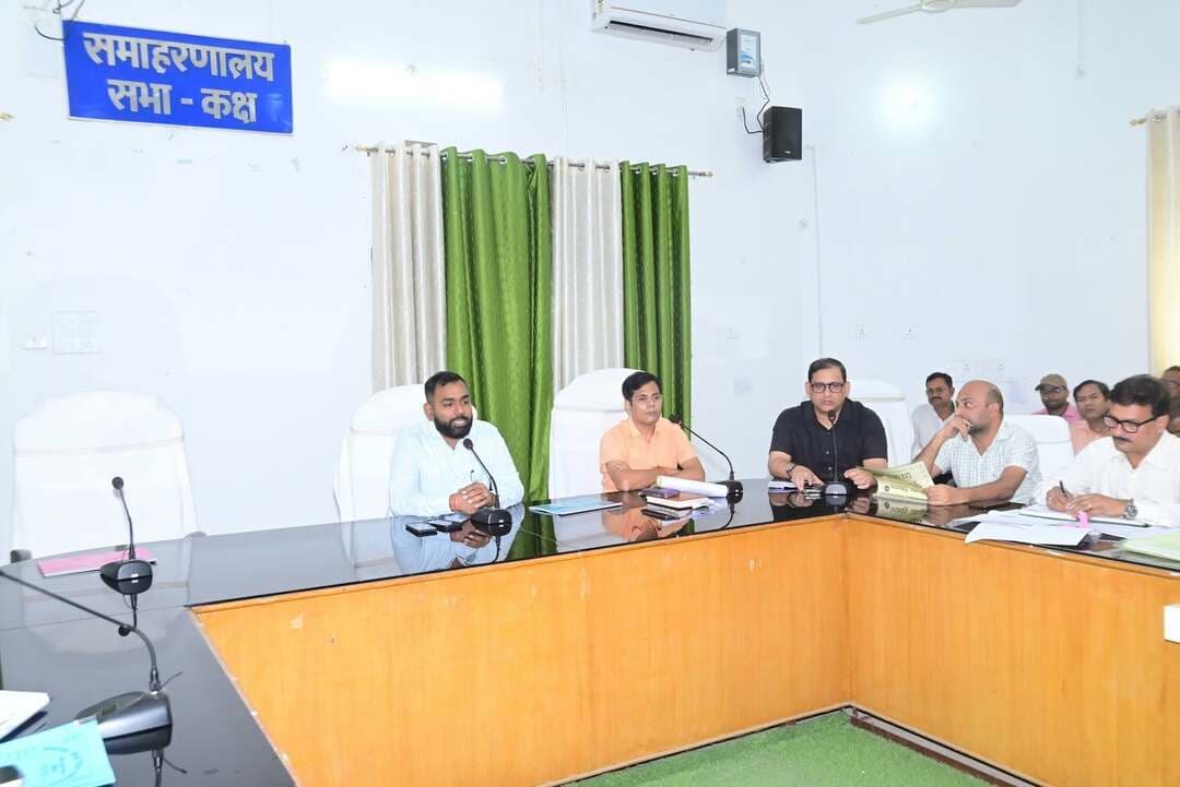 *सभी प्रखंड शिक्षा पदाधिकारी प्रत्येक दिन विद्यालयों का औचक निरीक्षण करें*
*औचक निरीक्षण मध्यान भोजन की अवधि के दौरान करें एवं बच्चों के पंगत में बैठकर खुद भी खाना खाएं*
*शिक्षा विभाग के कार्यों की समीक्षा बैठक के दौरान जिलाधिकारी द्वारा दिया गया उक्त आदेश*
पूर्वी चंपारण समाहरणालय मोतिहारी स्थित डॉ राधाकृष्णन सभागार में शिक्षा विभाग के पदाधिकारियों के साथ समीक्षा बैठक करते हुए जिलाधिकारी श्री सौरभ सुमन यादव के द्वारा सभी प्रखंड शिक्षा पदाधिकारी को निर्देश दिया गया कि प्रत्येक कार्य दिवस में विद्यालयों का औचक निरीक्षण करें। औचक निरीक्षण मध्यान भोजन के लिए निर्धारित समय पर करें और खुद भी बच्चों के पंगत में बैठकर मध्यान भोजन ग्रहण करें। मध्यान भोजन की क्वांटिटी, क्वालिटी और हाइजीन से कोई समझौता नहीं किया जाएगा। विद्यालय भ्रमण के दौरान पदाधिकारी विद्यालय परिसर की साफ सफाई सहित रसोई घर की व्यवस्था जरूर देखें। रसोई घर की साफ सफाई मुकम्मल हो और उसमें कोई भी अनावश्यक सामग्री नहीं रहे इसे सुनिश्चित कराएं। रसोई घर की खिड़की में यथाशीघ्र जाली (नेट)लगवा दें। निर्देश दिया गया कि सभी पदाधिकारी मध्यान भोजन ग्रहण करते हुए अपना फोटो संबंधित ग्रुप में व्हाट्सएप के माध्यम से भेजेंगे।जिलाधिकारी ने कहा कि मैं स्वयं भी देखूंगा और उप विकास आयुक्त के द्वारा भी समय-समय पर विद्यालयों का निरीक्षण किया जाएगा और इन चीजों को अनिवार्य रूप से देखा जाएगा। बैठक में उप विकास आयुक्त डॉ प्रदीप कुमार भी उपस्थित थे।
विद्यालयों के निरीक्षण के दौरान नामांकन की स्थिति, नामांकन के विरुद्ध बच्चों की भौतिक उपस्थित, शिक्षकों की उपस्थिति, इंफ्रास्ट्रक्चर उपलब्धता, विद्यालय की अगर कोई समस्या है तो इससे संबंधित एक नोट बनाएं और इसका प्रतिवेदन जिला शिक्षा पदाधिकारी के कार्यालय को उपलब्ध कराएं। बैठक के दौरान बताया गया कि जिला की कुल सात प्रखंडों में एजेंसी के माध्यम से मध्यान भोजन कराया जा रहा है। इस पर जिलाधिकारी ने कहा कि खाना की गुणवत्ता और सर्विस से कोई समझौता नहीं किया जाएगा और इसमें कहीं से शिकायत मिलेगी तो निश्चित रूप से कार्रवाई की जाएगी।
सभी प्रखंड शिक्षा पदाधिकारी को निर्देश दिया गया कि जिन विद्यालयों में सिविल वर्क चल रहे हैं अथवा जिन विद्यालयों में होना है और कार्य प्रारंभ नहीं हुआ है उन सभी विद्यालयों की कनीय अभियंता के साथ जांच करें। विद्यालयों में चल रहे सिविल वर्क को लेकर जिलाधिकारी ने कहा कि इससे संबंधित गूगल शीट बनाएं और स्कूल वार किये जा रहे कार्यों और उसके प्रगति को गूगल शीट में प्रतिदिन दर्शाएँ।
बैठक के दौरान जिला शिक्षा पदाधिकारी के द्वारा बताया गया कि जिला अंतर्गत सभी 33 सरस्वती विद्या निकेतन (मॉडल स्कूल)में लाइव क्लासेस संचालित की जा रही है। साथ ही बीएसईबी पटना द्वारा विकसित मोबाइल एप "विद्या साथी"के माध्यम से 24 * 7 विद्यार्थी शिक्षकों से अध्ययन कर सकते हैं एवं अपनी समस्या/ प्रश्नों का हाल प्राप्त कर सकते हैं।
बैठक में जिला शिक्षा पदाधिकारी,जिला प्रोग्राम पदाधिकारी, सभी प्रखंड शिक्षा पदाधिकारी,प्रखंडों के कनीय अभियंता उपस्थित थे।
Information & Public Relations Department, Government of Bihar Bihar Education Department