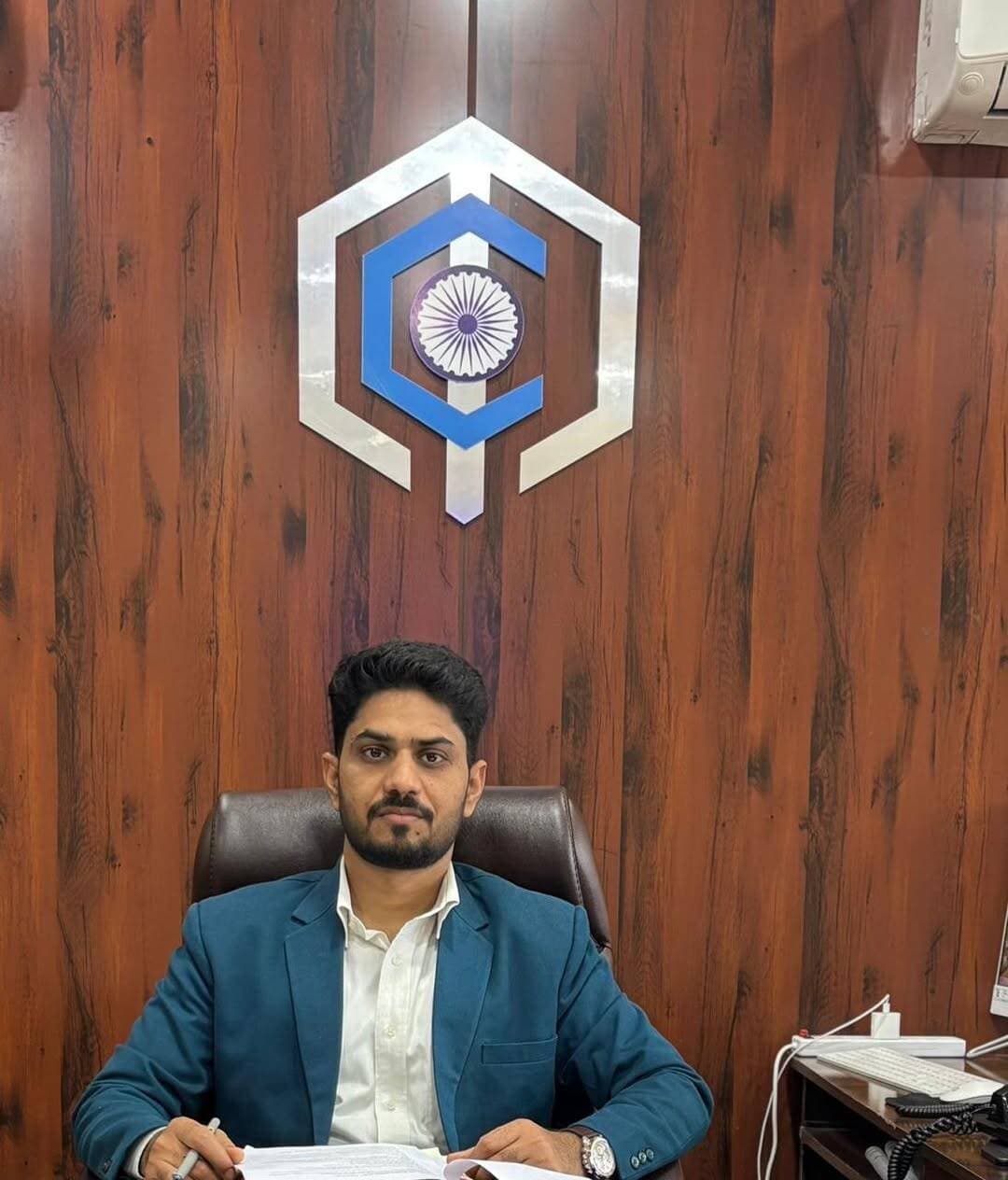 सफाई कर्मचारियों की हड़ताल के बीच आयुक्त ने संभाली स्वच्छता व्यवस्था की कमान
आयुक्त की नियमित फील्ड विजिट और निगरानी से पंचकूला में सफाई व्यवस्था सुचारु
दैनिक निगरानी और डोर-टू-डोर कचरा संग्रहण की मॉनिटरिंग से शहर में स्वच्छता व्यवस्था कायम
हड़ताली कर्मचारियों के साथ नियमित बैठकें, कलेक्शन प्वाइंट्स की सफाई एवं डोर-टू-डोर सेवाओं की लगातार समीक्षा
पंचकूला, 22 अगस्त : पिछले लगभग तीन सप्ताह से सफाई कर्मचारियों की जारी हड़ताल के बीच नगर निगम पंचकूला द्वारा शहर की स्वच्छता व्यवस्था को बनाए रखने के लिए लगातार व्यापक स्तर पर प्रयास किए जा रहे हैं। नगर निगम आयुक्त श्री विनय कुमार स्वयं नियमित रूप से फील्ड विजिट कर शहर में सफाई व्यवस्था, डोर-टू-डोर कचरा संग्रहण तथा कचरा संग्रहण केंद्रों की स्थिति की निगरानी कर रहे हैं।
आयुक्त ने निगम के सभी अधिकारियों एवं फील्ड स्टाफ को स्पष्ट निर्देश दिए हैं कि वे फील्ड में सक्रिय रहें और शहर की स्वच्छता व्यवस्था को किसी भी स्थिति में प्रभावित न होने दें। सभी संबंधित अधिकारियों को दैनिक रूप से फील्ड विजिट करने तथा अपने-अपने क्षेत्रों में सफाई एवं कचरा संग्रहण व्यवस्था की नियमित निगरानी सुनिश्चित करने के निर्देश दिए गए हैं।
हड़ताल के कारण उत्पन्न चुनौतीपूर्ण परिस्थितियों के बावजूद नगर निगम द्वारा डोर-टू-डोर कचरा संग्रहण एजेंसियों की लगातार मॉनिटरिंग की जा रही है। साथ ही, विभिन्न कलेक्शन प्वाइंट्स की सफाई, कचरे के उठान तथा संवेदनशील स्थानों की स्थिति पर विशेष निगरानी रखी जा रही है, ताकि शहर में कचरा जमा न हो और नागरिकों को न्यूनतम असुविधा का सामना करना पड़े।
आयुक्त द्वारा हड़ताल पर चल रहे सफाई कर्मचारियों के प्रतिनिधियों के साथ भी नियमित बैठकें की जा रही हैं, ताकि उनकी समस्याओं एवं मांगों पर संवाद कायम रहे और स्थिति का समाधान निकालने के लिए आवश्यक प्रयास किए जा सकें।
इसी क्रम में नगर निगम की संयुक्त आयुक्त श्रीमती सिमरनजीत कौर ने सेक्टर-20 में वार्ड पार्षद एवं आरडब्ल्यूए सदस्यों के साथ बैठक कर क्षेत्र की सफाई व्यवस्था एवं डोर-टू-डोर कचरा संग्रहण से संबंधित समस्याओं की जानकारी ली। उन्होंने संबंधित अधिकारियों को नागरिकों की शिकायतों का प्राथमिकता के आधार पर शीघ्र समाधान करने के निर्देश दिए।
संयुक्त आयुक्त ने डोर-टू-डोर कचरा संग्रहण एजेंसी के प्रतिनिधियों को क्षेत्र में कचरा संग्रहण का नियमित शेड्यूल जल्द जारी करने तथा शिकायतों का त्वरित समाधान सुनिश्चित करने के निर्देश दिए। उन्होंने कहा कि वर्तमान चुनौतीपूर्ण परिस्थितियों में भी नागरिकों को नियमित एवं प्रभावी कचरा संग्रहण सुविधा उपलब्ध कराने के लिए हरसंभव प्रयास किए जाने चाहिए।
नगर निगम द्वारा अपनाए गए इन सतत निगरानी एवं प्रबंधन उपायों के परिणामस्वरूप पंचकूला में हड़ताल की चुनौती के बावजूद शहर की स्वच्छता व्यवस्था को काफी हद तक बनाए रखा गया है। कई अन्य शहरों में हड़ताल के कारण जहां सफाई एवं कचरा संग्रहण व्यवस्था प्रभावित हुई है, वहीं पंचकूला में नियमित फील्ड मॉनिटरिंग, डोर-टू-डोर एजेंसियों की निगरानी, कलेक्शन प्वाइंट्स की सफाई और अधिकारियों की सक्रियता के कारण स्थिति को नियंत्रण में रखा गया है।
नगर निगम आयुक्त ने अधिकारियों को निर्देश दिए हैं कि स्वच्छता व्यवस्था को बनाए रखने में किसी प्रकार की लापरवाही न हो तथा नागरिकों की शिकायतों पर तत्काल कार्रवाई की जाए।
नगर निगम ने नागरिकों से भी अपील की है कि इस चुनौतीपूर्ण समय में निगम का सहयोग करें और सार्वजनिक स्थानों पर कचरा न फैलाएं। नागरिक अपने घरों का कचरा निर्धारित व्यवस्था के अनुसार ही दें तथा सड़कों, पार्कों एवं अन्य सार्वजनिक स्थानों पर कचरा डालने से बचें। नागरिकों के सहयोग से ही शहर की स्वच्छता व्यवस्था को प्रभावी ढंग से बनाए रखा जा सकता है।