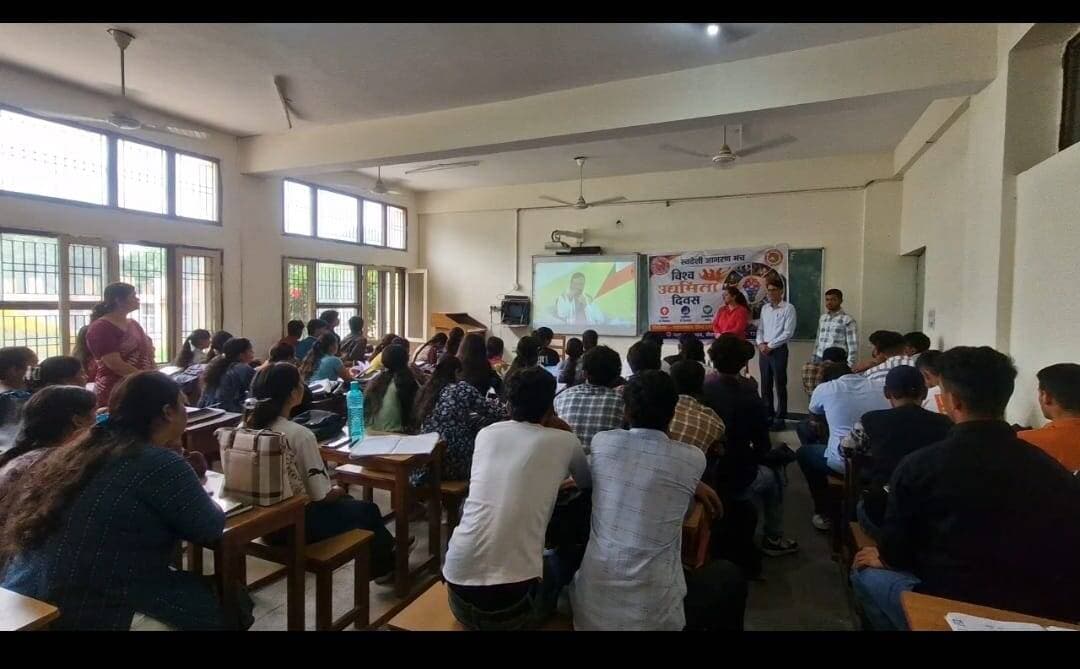 राजकीय स्नातकोत्तर महाविद्यालय कालका में विश्व उद्यमिता दिवस पर कार्यक्रम आयोजित
आइडिया कॉन्टेस्ट में विद्यार्थियों ने प्रस्तुत किए नवाचारपूर्ण विचार
विद्यार्थियों को नौकरी तलाशने के बजाय नौकरी देने के लिए किया प्रेरित
पंचकूला 22 अगस्त : श्रीमती अरुणा आसफ अली राजकीय स्नातकोत्तर महाविद्यालय कालका में विश्व उद्यमिता दिवस का उत्साह पूर्वक आयोजन किया गया।
कार्यक्रम का आयोजन उद्यमिता विकास प्रकोष्ठ द्वारा महाविद्यालय की प्राचार्या डॉक्टर सीमा सिंह के कुशल नेतृत्व में किया गया। कार्यक्रम का मुख्य उद्देश्य विद्यार्थियों को उद्यमिता के प्रति जागरूक करना तथा उन्हें उद्यमशीलता के अवसरों को अपनाने के लिए प्रेरित करना था।
कार्यक्रम का प्रमुख आकर्षण हरियाणा के मुख्यमंत्री श्री नायब सिंह सैनी के "युवा उद्यमी चौपाल" में संबोधन का लाइव प्रसारण रहा। लाइव कार्यक्रम के प्रसारण में विद्यार्थियों ने उत्साह पूर्वक भाग लिया। इस अवसर पर महाविद्यालय के विद्यार्थियों के लिए आइडिया कॉन्टेस्ट( विचार प्रतियोगिता) का भी आयोजन किया गया। इसके माध्यम से विद्यार्थियों को अपने नवीन एवं उद्यमशील विचार प्रस्तुत करने का अवसर मिला। इस गतिविधि का उद्देश्य विद्यार्थियों में रचनात्मकता, नवाचार एवं उद्यमशील मानसिकता का विकास करना था।
कार्यक्रम का संचालन उद्यमिता विकास प्रकोष्ठ के संयोजक डॉक्टर सुरेश कुमार के मार्गदर्शन में किया गया। उद्यमिता विकास प्रकोष्ठ की सदस्य डॉक्टर पूजा सिंगला, डॉक्टर सुमन, डॉक्टर सरिता तथा असिस्टेंट प्रोफेसर नीतू चौधरी भी इस अवसर पर उपस्थित रही। उद्यमिता विकास प्रकोष्ठ के सदस्यों ने विद्यार्थियों को नौकरी तलाशने वालों के बजाय नौकरी प्रदान करने वाले बनने के लिए प्रेरित किया। उन्होंने बताया कि उद्यमिता न केवल स्वरोजगार का अवसर प्रदान करती है बल्कि रोजगार सृजन, नवाचार तथा आर्थिक विकास में भी महत्वपूर्ण योगदान देती है। कार्यक्रम में लगभग 125 विद्यार्थियों ने उत्साह पूर्वक भाग लिया। विद्यार्थियों की सक्रिय एवं उत्साहपूर्ण सहभागिता ने कार्यक्रम को सफल, प्रेरणादायक एवं उद्देश्य पूर्ण बनाया।