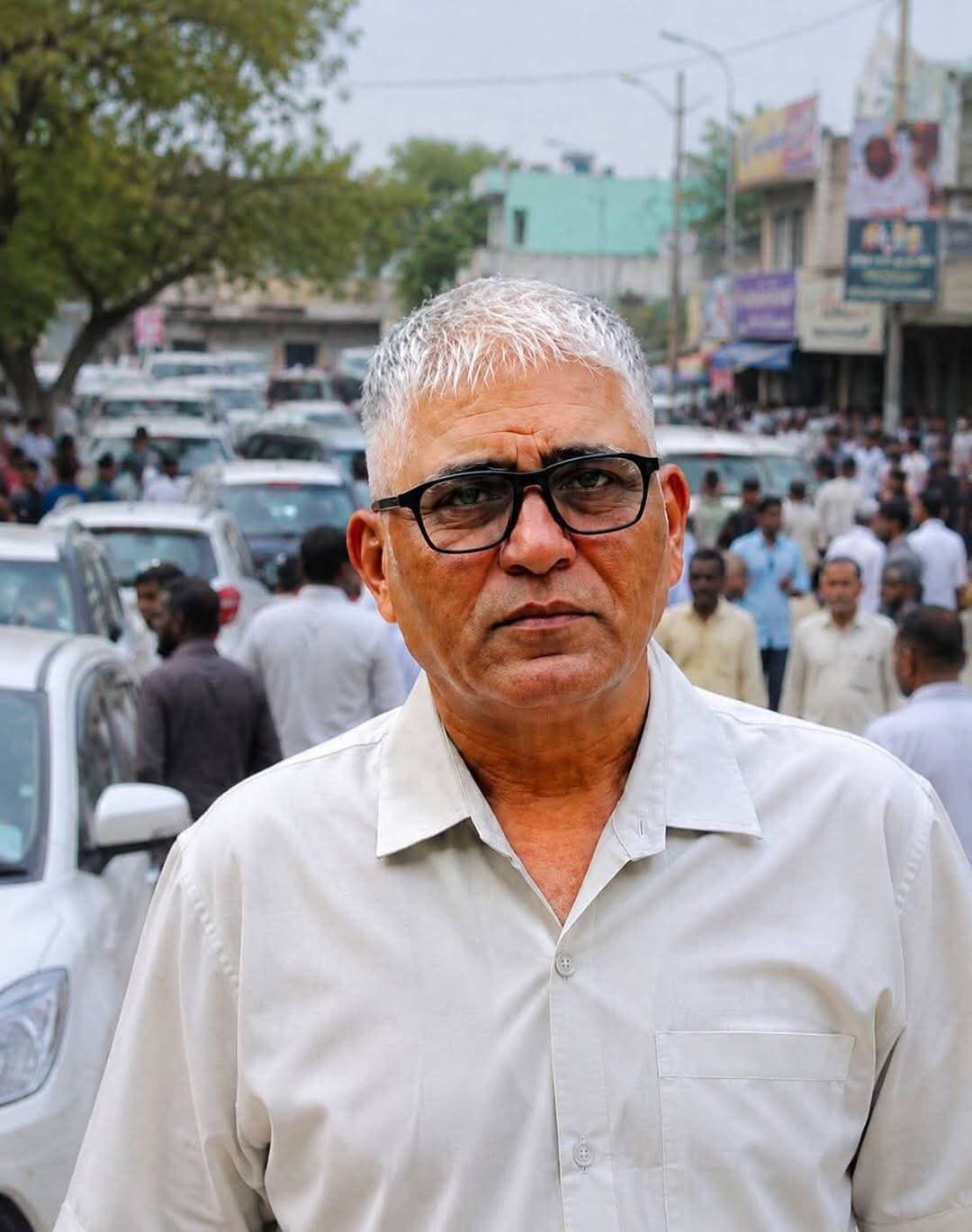 कल हिसार कोर्ट परिसर में एक शूटर को पकड़ने के दौरान हमलावर से बंदूक छीनने के लिए उन्होंने अपनी जान की बाजी लगा दी। ऐसे वीर, निडर और कर्तव्यनिष्ठ पुलिसकर्मी के जज्बे व साहस को सलाम।
<nis:link nis:type=tag nis:id=hisarpolice nis:value=HisarPolice nis:enabled=true nis:link/> <nis:link nis:type=tag nis:id=haryanapolice nis:value=HaryanaPolice nis:enabled=true nis:link/> <nis:link nis:type=tag nis:id=salutetothehero nis:value=SaluteToTheHero nis:enabled=true nis:link/>