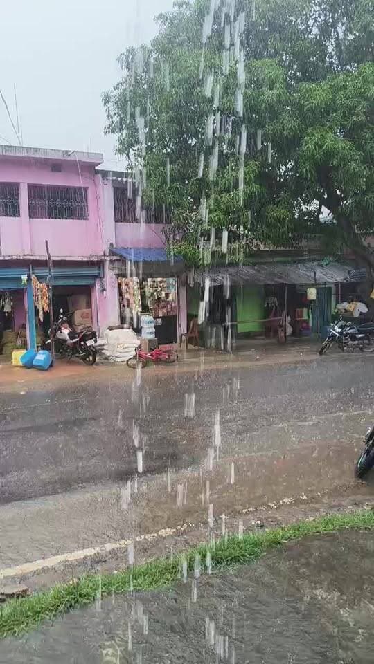 तिसरी में चिलचिलाती गर्मी के बाद मूसलाधार बारिश से लोगों को मिली राहत।