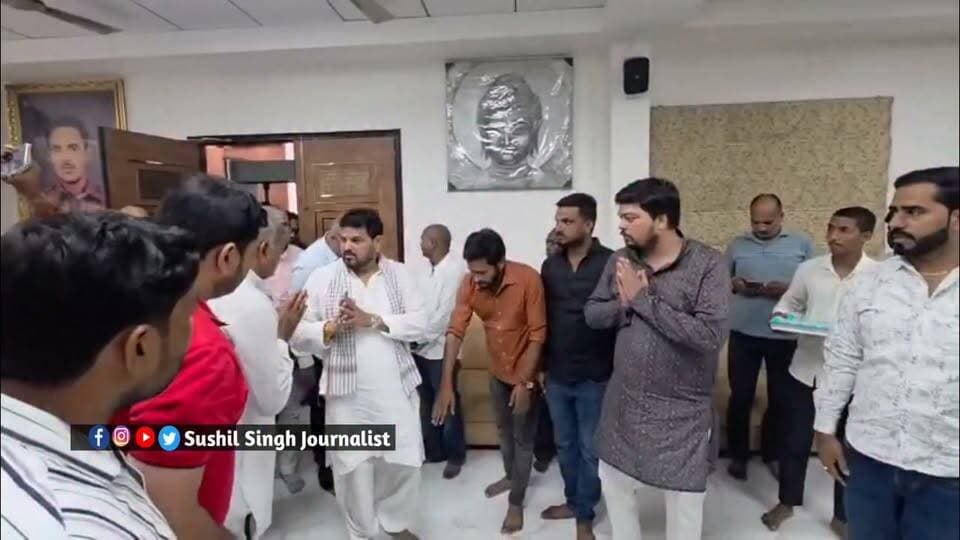 दिवंगत बसपा विधायक उमाशंकर सिंह के पैतृक गांव पहुंचें पूर्व सांसद बृजभूषण शरण सिंह
#UmashankarSingh #BrijBhushanSharanSingh #Ballia