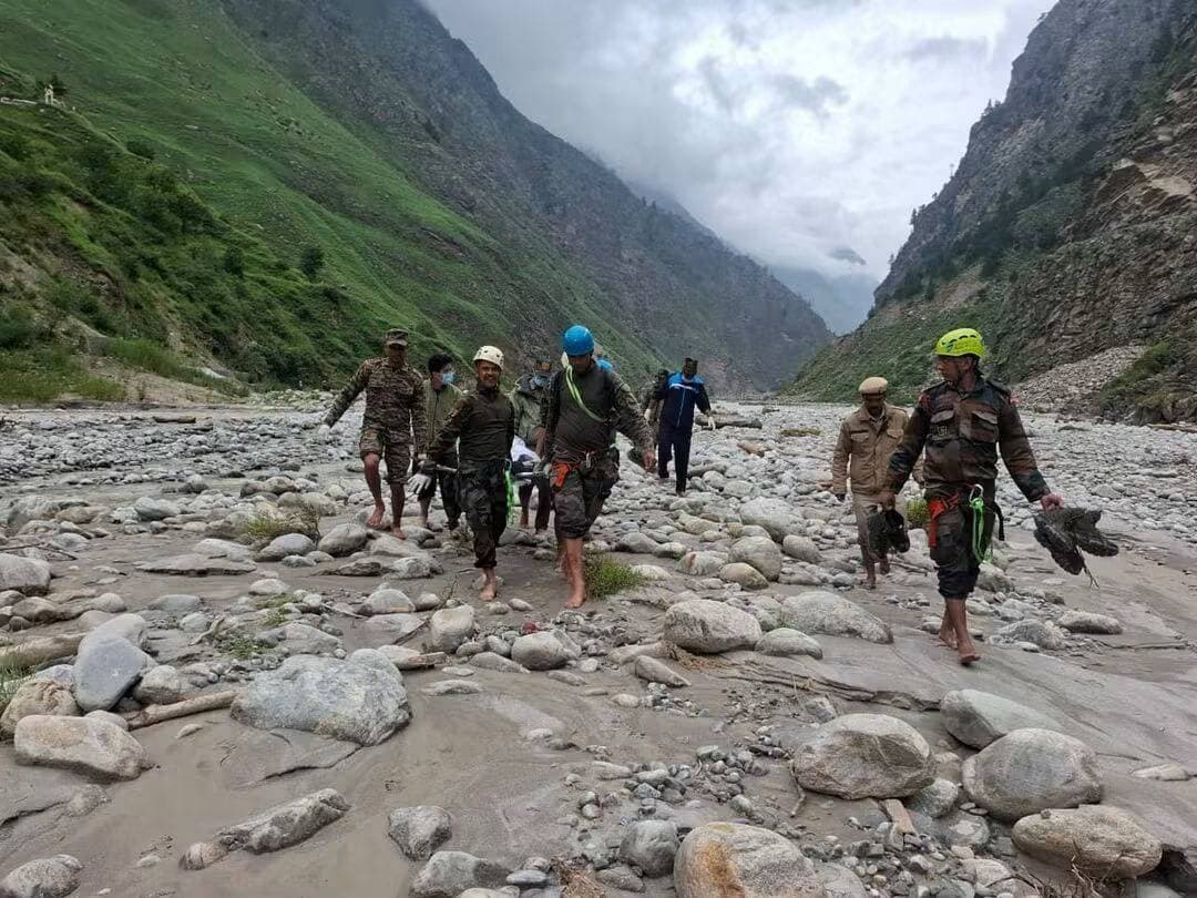 12 दिन बाद मिला BRO जवान पंकज सिंह का शव, नीती घाटी आपदा में हुए थे लापता
चमोली की नीती घाटी के तमक क्षेत्र में 10 अगस्त 2026 को आई प्रचंड और विनाशकारी आपदा के दौरान लापता हुए BRO जवान पंकज सिंह का शव 12 दिन बाद बरामद कर लिया गया। गढ़वाल स्काउट आर्मी की टीम, 20 एडीयू के जवान और आर्मी डॉग की मदद से लगातार खोजबीन अभियान चलाया जा रहा था। इसी दौरान धौलीगंगा नदी के किनारे भलागांव के पास पंकज सिंह का शव मिला। शव मिलने की सूचना पर BRO के जवान और पुलिस टीम मौके पर पहुंची। घटना के बाद क्षेत्र में शोक की लहर