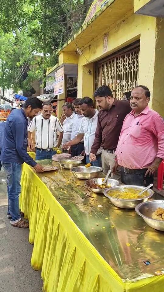 अग्रवाल सेवा समिति के द्वारा बरिया घाट में कावड़ियों राहगीरो की सेवा करते संगठन के लोग,,,,,