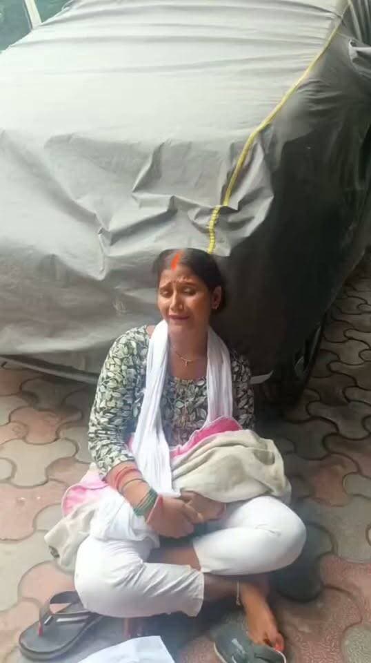 गोंडा ब्रेकिंग — रनिंग मैटर
गोंडा में एक बार फिर प्राइवेट अस्पताल विवादों में है। गोंडा फैजाबाद रोड स्थित अवध हॉस्पिटल के डॉक्टर पर नवजात बच्चे के इलाज में लापरवाही का गंभीर आरोप लगा है। परिजनों का आरोप है कि बच्चे को हैवी डोज दिए जाने के बाद उसकी मौत हो गई। परिजन बच्चे को ऑक्सीजन की जरूरत होने पर अवध हॉस्पिटल लेकर पहुंचे थे। मामले में बच्चे के पिता ने कोतवाली नगर में तहरीर देकर कार्रवाई की मांग की है। सूचना मिलने पर पुलिस मौके पर पहुंची और पूरे मामले की जांच शुरू कर दी है। वहीं अस्पताल प्रबंधन ने परिजनों के सभी आरोपों को निराधार बताया है। फिलहाल पुलिस की जांच के बाद ही पूरे मामले की सच्चाई सामने आएगी।
#Gonda #GondaNews #BreakingNews #AvadhHospital #PrivateHospital #HospitalNegligence #GondaBreaking #KotwaliNagar #UttarPradeshNews #UPNews #HospitalNews #NewsAlert