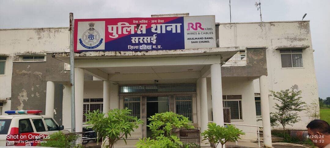 ।।प्रेस नोट।।
*थाना सरसई पुलिस की संवेदनशील कार्यवाही: लापता बालिका को दिल्ली से दस्तयाब कर परिवारजन को सुपुर्द किया*
श्रीमान पुलिस अधीक्षक दतिया श्री मयूर खंडेवाल के कुशल निर्देशन एवं अतिरिक्त पुलिस अधीक्षक श्री मंजीत सिंह चावला के मार्गदर्शन में जिले में गुमशुदा व्यक्तियों की बरामदगी हेतु चलाए जा रहे 'विशेष अभियान' के तहत थाना सरसई पुलिस को बड़ी सफलता प्राप्त हुई है। पुलिस टीम ने 21/08/2026 से लापता बालिका को सुरक्षित बरामद कर लिया है।
*घटना का विवरण:*
ग्राम मुस्तरा थाना सरसई निवासी लड़की बिना बताए अचानक घर से कही चली गई थी। परिजनों की रिपोर्ट पर थाना सरसई में दिनांक 12.07.2026 को गुमशुदगी क्रमांक 03/2026 दर्ज कर लड़की की तलाश शुरू की गई।
*पुलिस टीम की कार्यवाही:*
थाना प्रभारी उप-निरीक्षक आकाश संसिया के नेतृत्व में बालिका की पतारसी हेतु एक विशेष टीम गठित की गई। टीम ने तकनीकी साक्ष्यों और साइबर सेल दतिया की सहायता से दिनांक 21.08.2026 को गुमशुदा लड़की को रेलवे कॉलोनी मिंटो ब्रिज थाना कमला मार्केट नई दिल्ली से दस्तयाब करने में सफलता प्राप्त की एवं आज दिनांक 22/08/26 को बालिका को उनके परिजनों को सुपर्द किया गया ।
*परिजनों ने व्यक्त किया आभार:* बालिका के सकुशल मिल जाने पर उनके परिवार में खुशी का माहौल है। परिजनों ने दतिया पुलिस और थाना सरसई की टीम का हृदय से आभार व्यक्त किया है। आवश्यक वैधानिक औपचारिकताएं पूर्ण करने के पश्चात महिला को परिजनों के सुपुर्द किया गया।
*सराहनीय भूमिका:*
इस सफलता में थाना प्रभारी आकाश संसिया, महिला प्रधान आरक्षक 814 आसना यादव आरक्षक 45 गौरव ग्वाल एवं साइबर सेल में पदस्थ आरक्षक वीरेंद्र झा की सराहनीय भूमिका रही।