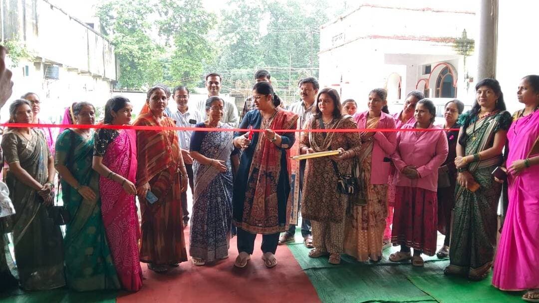 #बालाघाट
राखी मेले का हुआ शुभारंभ, 25 अगस्त तक सजेगा राखी मेला
महिला सशक्तिकरण एवं ग्रामीण स्व-सहायता समूहों को प्रोत्साहित करने के उद्देश्य से जिला प्रशासन बालाघाट एवं मध्यप्रदेश राज्य ग्रामीण आजीविका मिशन द्वारा आयोजित “राखी मेला 2026” का शुभारंभ शनिवार को तुरकर भवन, अंबेडकर चौक बालाघाट में हुआ। मेला 22 से 25 अगस्त 2026 तक प्रतिदिन प्रातः 10 बजे से रात्रि 8 बजे तक आयोजित किया जा रहा है।
मेले का शुभारंभ मध्यप्रदेश पिछड़ा वर्ग आयोग की सदस्य श्रीमती मौसम बिसेन एवं पूर्व जिला पंचायत अध्यक्ष श्रीमती रेखा बिसेन सहित अन्य अतिथियों ने फीता काटकर किया। इस अवसर पर जिला पंचायत के मुख्य कार्यपालन अधिकारी श्री अभिषेक सराफ, जिला परियोजना प्रबंधक सुश्री श्वेता मेहतो, जिला प्रबंधक श्री मुकेश बिसेन, श्री शशांक तिवारी, श्री दिनेश कुमार साहू, श्री मुकेश गोखे सहित स्व-सहायता समूहों की दीदियां उपस्थित रहीं।
इस अवसर पर पिछड़ा वर्ग आयोग की सदस्य श्रीमती मौसम बिसेन ने स्व-सहायता समूहों की दीदियों को संबोधित करते हुए कहा कि ग्रामीण महिलाएं आत्मनिर्भरता की दिशा में निरंतर आगे बढ़ रही हैं। ऐसे मेले उन्हें अपने उत्पादों के प्रदर्शन एवं विक्रय के लिए बेहतर मंच उपलब्ध कराते हैं। राखी मेले के माध्यम से अन्य महिलाएं भी स्वरोजगार और आत्मनिर्भरता के लिए प्रेरित होंगी। उन्होंने जिलेवासियों से मेले में पहुंचकर स्व-सहायता समूहों की दीदियों का उत्साहवर्धन करने और उनके उत्पाद खरीदने की अपील की।
अतिथियों ने मेले में लगाए गए विभिन्न स्टॉलों का निरीक्षण किया और स्व-सहायता समूहों की महिलाओं द्वारा तैयार की गई राखियों एवं अन्य उत्पादों का अवलोकन कर उन्हें आवश्यक मार्गदर्शन दिया। मेले में ग्रामीण स्व-सहायता समूहों की दीदियों द्वारा तैयार की गई विभिन्न प्रकार की आकर्षक राखियां एवं अन्य हस्तनिर्मित उत्पाद बिक्री एवं प्रदर्शन के लिए उपलब्ध हैं। मेले का उद्देश्य ग्रामीण महिलाओं को उनके उत्पादों के लिए बाजार उपलब्ध कराना, उनकी आय में वृद्धि करना तथा स्वरोजगार एवं आत्मनिर्भरता को बढ़ावा देना है।
इस अवसर पर विकासखंड प्रबंधक श्रीमती स्वाती बिसेन, श्री शैलेन्द्र कायस्थी, श्री तिलकराज सिंह, श्री अंकित लाजेवार सहित विभिन्न विकासखंडों से आईं स्व-सहायता समूहों की दीदियां उपस्थित रहीं।
जिला प्रशासन ने जिलेवासियों से अपील की है कि 22 से 25 अगस्त तक तुरकर भवन, अंबेडकर चौक बालाघाट में आयोजित राखी मेले में अधिक से अधिक संख्या में पहुंचें, स्व-सहायता समूहों द्वारा निर्मित राखियों एवं अन्य उत्पादों की खरीदारी करें तथा ग्रामीण महिलाओं के हुनर, उद्यमिता और आत्मनिर्भरता को प्रोत्साहित करें।
#CMMadhyaPradesh #JansamparkMP #mp_wcdmp