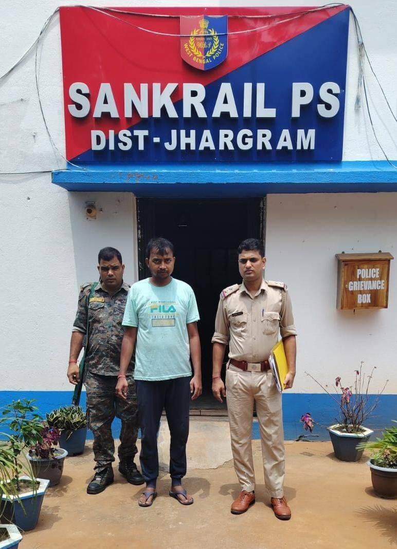 সিম কার্ড প্রতারণা চক্রে গ্রেপ্তারের সংখ্যা হল ৩
সিম কার্ড প্রতারণা চক্রে বাড়ছে গ্রেফতারের সংখ্যা।অন্যের নথি কারচুপি করে সিম তুলে সাইবার প্রতারণা চক্রের কাছে বিক্রির কারার অভিযোগ পুলিশ আরো একজনকে গ্রেপ্তার করল। সাঁকরাইল থানার পুলিশ বৃহস্পতিবার গড়ধরা গ্রাম থেকে পঙ্কজ রানা নামে এক অভিযুক্তকে গ্রেপ্তার করেছে। এ নিয়ে সিম কার্ড প্রতারণা চক্রের মোট তিন জনকে গ্রেপ্তার করল পুলিশ। শুক্রবার ধৃতকে ঝাড়গ্রাম আদালতে তোলা হবে আদালত তিন দিনের পুলিশ হেফাজতের নির্দেশ দেন।
প্রসঙ্গত, মঙ্গলবার সাঁকরাইল থানার বহড়াদাড়ি গ্রামের খোকন দত্ত এবং কুবদা গ্রামের মৃনাল কান্তী দাস নামে দুই সিম কার্ড সংস্থার ডিস্ট্রিবিউটারকে পুলিশ গ্রেপ্তার করেছিল। পুলিশ তাঁদের আদালতে পেশ করলে জেল হেফাজতের নির্দেশ দেন। পুলিশ সূত্রে জানা গিয়েছে, ধৃত দুই যুবককে তদন্ত করে পুলিশ পঙ্কজ রানাকে গ্রেপ্তার করে।