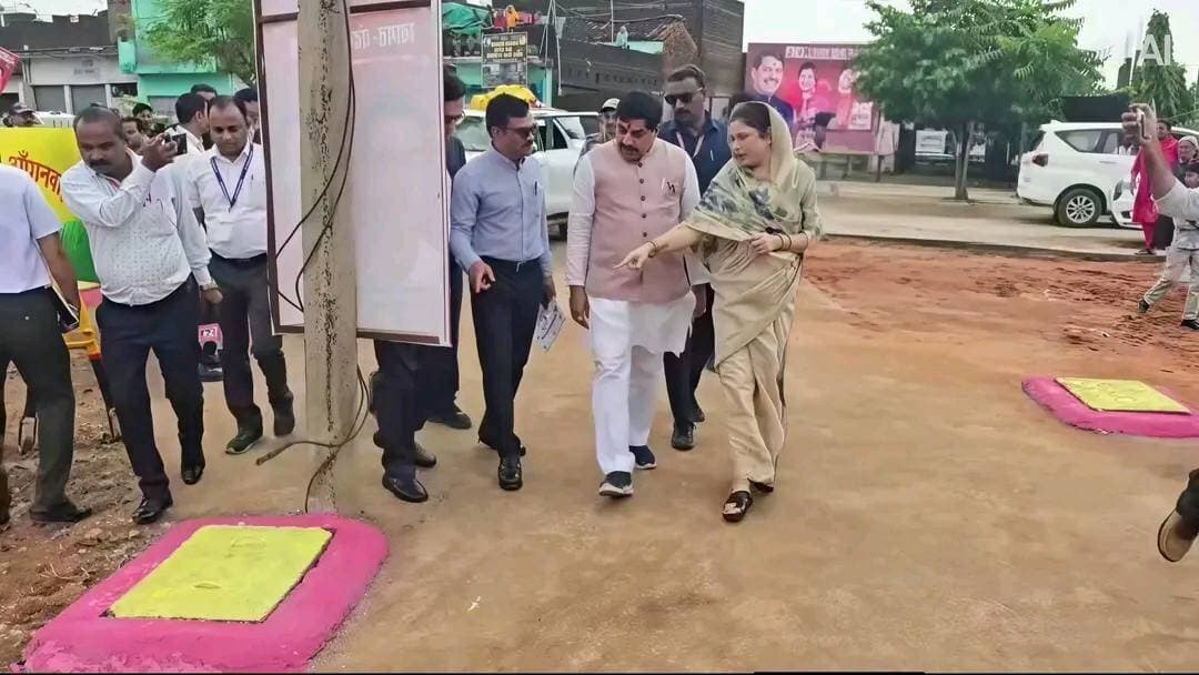 माननीय मुख्यमंत्री डॉ. मोहन यादव ने तखा ग्राम में अंडरग्राउंड ड्रेनेज सिस्टम का किया निरीक्षण
--
ग्रामीण स्वच्छता हेतु सुव्यवस्थित ग्रे वॉटर प्रबंधन
-
मुख्यमंत्री डॉ. मोहन यादव ने ग्राम तखा में जिले की ग्राम पंचायतों के नवाचार - "अंडरग्राउंड ड्रेनेज सिस्टम" का किया निरीक्षण
-
ग्रामीण क्षेत्रों में स्वच्छता और बेहतर ग्रे वॉटर प्रबंधन को सुदृढ़ करने के उद्देश्य से मुख्यमंत्री डॉ. मोहन यादव ने शुक्रवार को जन-विश्वास अभियान अंतर्गत टीकमगढ़ जिले के प्रवास के दौरान ग्राम तखा स्थित आंगनबाड़ी केंद्र पहुँचकर ग्राम में जल निकासी व्यवस्था (अंडरग्राउंड ड्रेनेज सिस्टम) का जायजा लिया। इस दौरान मुख्यमंत्री ने गंदे पानी के वैज्ञानिक और सुव्यवस्थित निस्तारण के लिए लागू की जा रही आधारित अंडरग्राउंड ड्रेनेज प्रणाली का सूक्ष्मता से निरीक्षण किया। निरीक्षण के दौरान जिला पंचायत अध्यक्ष श्रीमती उमिता सिंह जी ने मुख्यमंत्री को जिले में ग्रे वॉटर प्रबंधन (गंदे जल के पुनर्चक्रण एवं निपटान) के लिए किए जा रहे इस नवाचार और अंडरग्राउंड ड्रेनेज व्यवस्था की विस्तृत जानकारी दी।
मुख्यमंत्री डाॅ. यादव ने ग्रामीण क्षेत्रों में स्वच्छता मानकों को बेहतर बनाने और वैज्ञानिक जल प्रबंधन प्रणाली को बढ़ावा देने के इन प्रयासों की सराहना की। इस दौरान उन्होंने जनता का अभिवादन किया।
दिया।
इस अवसर पर मध्य प्रदेश शासन की पिछड़ा वर्ग एवं अल्पसंख्यक कल्याण तथा विमुक्त, घुमक्कड़ एवं अर्द्ध-घुमक्कड़ कल्याण विभाग की राज्य मंत्री (स्वतंत्र प्रभार) एवं टीकमगढ़ जिले की प्रभारी मंत्री श्रीमती कृष्णा गौर, जतारा विधायक श्री हरिशंकर खटीक, अन्य जनप्रतिनिधि, मुख्य सचिव मध्य प्रदेश शासन श्री अशोक बरनवाल, सचिव, मुख्यमंत्री श्री सुदाम खाड़े, जनसंपर्क आयुक्त श्री मनीष सिंह, सागर संभाग आयुक्त श्री अनिल सुचारी, आईजी श्री मिथिलेश शुक्ला, डीआईजी श्री विजय खत्री, कलेक्टर श्री विवेक श्रोत्रिय एवं पुलिस अधीक्षक श्री सुधीर अग्रवाल सहित अन्य जनप्रतिनिधि तथा वरिष्ठ प्रशासनिक अधिकारी उपस्थित रहे।
Dr Mohan Yadav
Jansampark Madhya Pradesh
#jansamparkMP
#Jansamparktikamgarh
#tikamgarh