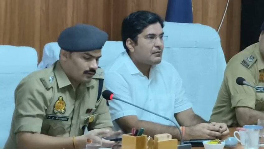 Sambhal डीएम अंकित खंडेलवाल ने एसपी केके बिश्नोई को दी भावुक विदाई, आंखों से छलके आंसू, दुल्हन की तरह सजी गाड़ी से बिजनौर रवाना हुए