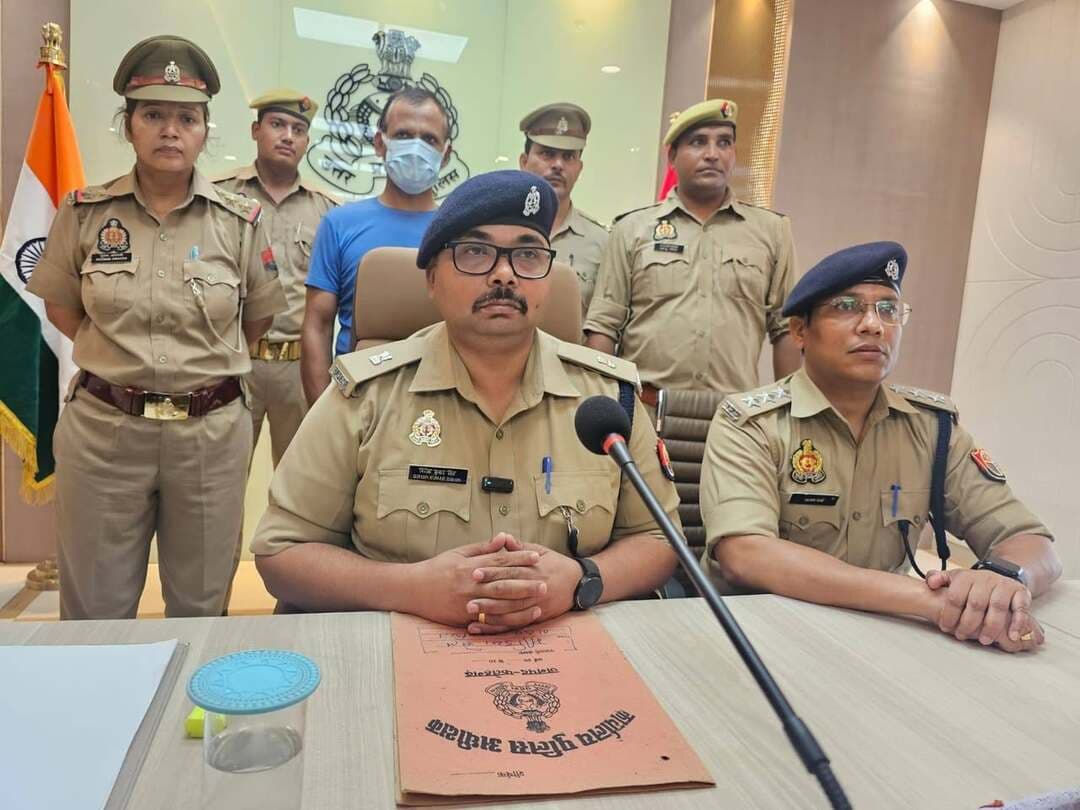 🚨 जहानगंज पुलिस की बड़ी कार्रवाई — चोरी की झूठी सूचना देने का खुलासा
फतेहगढ़ जनपद के थाना जहानगंज क्षेत्र में 21 अगस्त 2026 को डायल-112 पर घर में करीब ₹20 लाख के जेवरात व नकदी चोरी होने की सूचना दी गई। पुलिस द्वारा मौके पर पहुंचकर जांच और साक्ष्य संकलन किया गया।
जांच के दौरान मामला संदिग्ध पाया गया। पुलिस के अनुसार पूछताछ में आरोपी ने स्वीकार किया कि पत्नी द्वारा मायके से लाए गए जेवरात को छिपाकर चोरी की झूठी कहानी तैयार की गई और डायल-112 पर सूचना दी गई। पुलिस ने आरोपी की निशानदेही पर सोने-चांदी के आभूषण बरामद किए।
पुलिस के मुताबिक बरामद सामान में चांदी की पायल, करधनी, बिछिया आदि तथा सोने की मंगळसूत्र माला, चैन, अंगूठियां, चूड़ियां, झाले और अन्य आभूषण शामिल हैं।
⚖️ मामले में थाना जहानगंज पुलिस द्वारा संबंधित धाराओं में कार्रवाई की गई है।
📌 नोट: उपरोक्त जानकारी पुलिस द्वारा जारी विवरण के आधार पर है; अंतिम तथ्य न्यायालय की प्रक्रिया के अधीन हैं।
#जहानगंज #फतेहगढ़ #पुलिस_कार्रवाई #UPPolice #PoliceAction #CrimeNews #CrimeUpdate #BreakingNews #कानून_व्यवस्था #पुलिस #अपराध_पर_कार्रवाई #Fatehgarh #Jahanaganj #UPNews #उत्तरप्रदेश