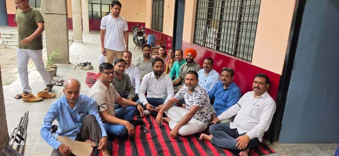 🚨 लेखपालों का विरोध तेज, थाना दिवस के बहिष्कार का ऐलान! ⚫✊
अमृतपुर तहसील में काली पट्टी बांधकर प्रदर्शन, निष्पक्ष जांच की मांग
एंटी करप्शन टीम द्वारा सोहावल तहसील में तैनात लेखपाल उत्कर्ष दीप को 10 हजार रुपये की कथित रिश्वत लेने के आरोप में गिरफ्तार किए जाने के विरोध में अमृतपुर तहसील में लेखपालों ने काली पट्टी बांधकर प्रदर्शन किया।
लेखपाल संघ ने कार्रवाई पर सवाल उठाते हुए पूरे प्रकरण की निष्पक्ष जांच की मांग की है। संघ अध्यक्ष उदय प्रताप सिंह का कहना है कि सामने आए घटनाक्रम से जुड़े वीडियो के आधार पर लेखपाल को कथित रूप से फंसाए जाने की आशंका है। हालांकि संघ ने स्पष्ट किया कि वह भ्रष्टाचार का समर्थन नहीं करता, लेकिन किसी कर्मचारी के साथ गलत कार्रवाई होने पर निष्पक्ष जांच की मांग जारी रहेगी।
📢 शनिवार को संपूर्ण थाना दिवस के बहिष्कार का ऐलान
लेखपालों के अनुसार सुबह 10 बजे से शाम चार बजे तक तहसील परिसर में शांतिपूर्ण धरना दिया जाएगा।
👀 खास बात यह रही कि शुक्रवार को एक तरफ लेखपाल काली पट्टी बांधकर प्रदर्शन करते नजर आए, तो दूसरी तरफ कुछ लेखपाल नियमित सरकारी कामकाज भी करते रहे।
📌 अब देखना होगा कि इस विरोध के बाद प्रशासन मामले की जांच को लेकर क्या कदम उठाता है।
⚫ निष्पक्ष जांच की मांग को लेकर लेखपालों का विरोध जारी…
#अमृतपुर #फर्रुखाबाद #लेखपाल #लेखपालसंघ #थानादिवस #विरोधप्रदर्शन #एंटीकरप्शन #निष्पक्षजांच #तहसीलअमृतपुर #FarrukhabadNews #AmritpurNews #BreakingNews #youthindianews