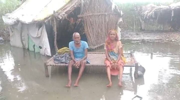🌊🚨 घरों में घुसा बाढ़ का पानी, फिर भी राहत को तरसे ग्रामीण! 😔
⚠️ जहां पानी नहीं पहुंचा, वहां राहत सामग्री बांटने का आरोप; बाढ़ प्रभावित बोले—हमारे घरों में पानी, फिर भी खाली हाथ!
📍 फकरपुर जालिम, अमृतपुर
गंगा की बाढ़ ने फकरपुर जालिम गांव के ग्रामीणों की मुश्किलें बढ़ा दी हैं। कई परिवारों के घरों में पानी घुस चुका है। घरेलू सामान और खाद्यान्न बर्बाद हो रहे हैं, पशुओं के चारे का संकट खड़ा है और कुछ परिवार गांव छोड़कर सुरक्षित स्थानों की ओर जाने को मजबूर हैं।
😟 ग्रामीणों का आरोप है कि घरों में पानी पहुंचने के बावजूद उन्हें अब तक राहत सामग्री नहीं मिली। वहीं उनका दावा है कि ऐसे गांवों में राहत सामग्री बांटी गई, जहां बाढ़ का पानी अभी घरों तक नहीं पहुंचा था।
ग्रामीणों का कहना है कि राहत वितरण में यदि वास्तविक बाढ़ प्रभावित परिवारों को प्राथमिकता नहीं मिली तो हालात और गंभीर हो सकते हैं।
🐄 पशुओं के लिए चारे का संकट
🏠 घरों में घुसा पानी
🍚 खाद्यान्न का संकट
🚨 राहत सामग्री का इंतजार
ग्रामीणों ने प्रशासन से तत्काल मौके पर टीम भेजकर स्थिति का सर्वे कराने और प्रभावित परिवारों को राशन, राहत सामग्री व पशुओं के लिए चारे की व्यवस्था कराने की मांग की है।
👉 सवाल यह है—जब बाढ़ पीड़ितों के घरों में पानी पहुंच चुका है, तो राहत उन तक कब पहुंचेगी?
📢 आपके क्षेत्र में भी बाढ़ और राहत वितरण की ऐसी कोई समस्या है तो हमें बताएं।
#अमृतपुर #फर्रुखाबाद #फकरपुरजालिम #बाढ़ #बाढ़पीड़ित #बाढ़राहत #गंगाबाढ़ #राहतसामग्री #FarrukhabadNews #AmritpurNews #FloodNews #GroundReport #YouthIndiaNews