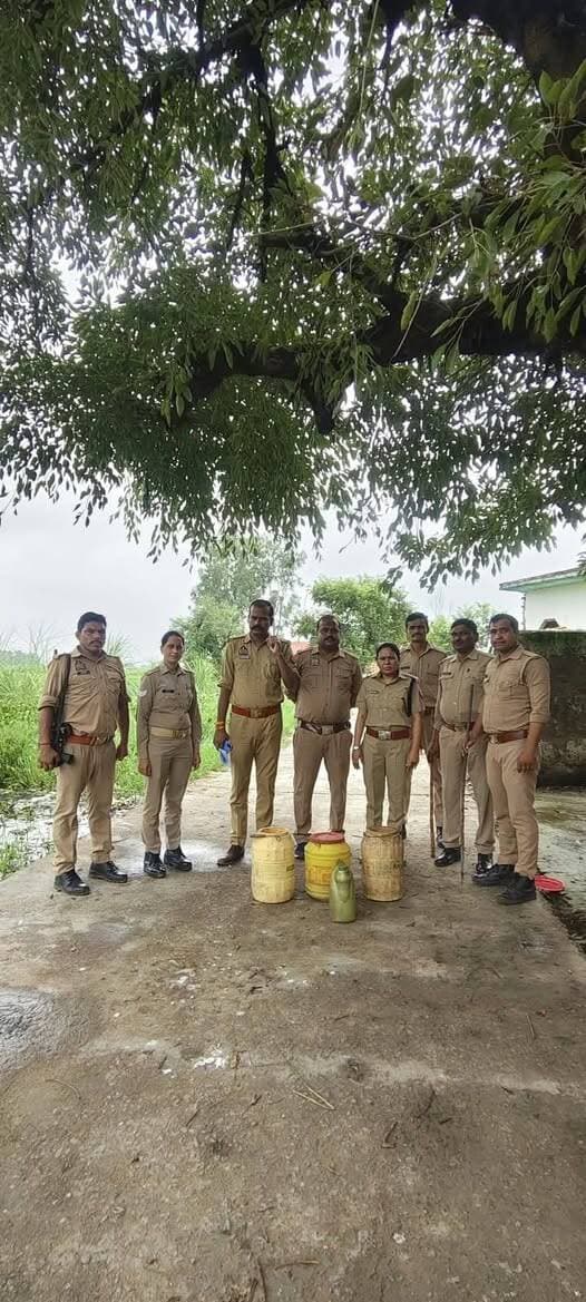 🚨 कच्ची शराब के खिलाफ बड़ी कार्रवाई, भारी मात्रा में लहन नष्ट! 🚨
🍶 कुईया गांव में आबकारी-पुलिस की संयुक्त दबिश, कई भट्टियां ध्वस्त; अवैध शराब कारोबारियों में मचा हड़कंप
📍 अमृतपुर/राजेपुर
अवैध कच्ची शराब के निर्माण और कारोबार के खिलाफ शनिवार को आबकारी विभाग और थाना राजेपुर पुलिस ने ग्राम कुईया में बड़ी कार्रवाई की। संयुक्त टीम की अचानक दबिश से अवैध शराब कारोबार से जुड़े लोगों में हड़कंप मच गया।
🔴 अभियान के दौरान टीम ने बड़ी मात्रा में शराब बनाने के लिए तैयार लहन मौके पर ही नष्ट कराया, जबकि अवैध कच्ची शराब तैयार करने वाली भट्टियों को भी ध्वस्त कर दिया गया। आसपास के संभावित ठिकानों पर सघन जांच भी की गई।
👮♀️ आबकारी निरीक्षक रीता वर्मा के नेतृत्व में आबकारी टीम और उपनिरीक्षक गौरव शुक्ला के नेतृत्व में थाना राजेपुर पुलिस ने संयुक्त कार्रवाई की।
⚠️ अधिकारियों ने साफ संदेश दिया कि क्षेत्र में अवैध शराब का निर्माण और कारोबार किसी भी कीमत पर बर्दाश्त नहीं किया जाएगा। ग्रामीणों से भी अपील की गई कि अवैध शराब बनाने या बेचने की जानकारी मिलने पर तत्काल पुलिस अथवा आबकारी विभाग को सूचना दें।
🔥 कार्रवाई से अवैध शराब कारोबारियों में मचा हड़कंप… अभियान आगे भी रहेगा जारी!
👮♂️ संयुक्त टीम में शामिल रहे:
आबकारी निरीक्षक रीता वर्मा मय टीम, उपनिरीक्षक गौरव शुक्ला, महिला हेड कांस्टेबल रंजना, कांस्टेबल रविन्द्र सिंह एवं कांस्टेबल वीरज सिंह।
📢 अवैध शराब के खिलाफ कार्रवाई की यह खबर अपने क्षेत्र के लोगों तक जरूर पहुंचाएं।
#अमृतपुर #राजेपुर #कुईया #फर्रुखाबाद #कच्चीशराब #अवैधशराब #आबकारीविभाग #राजेपुरपुलिस #पुलिसकार्रवाई #अवैधशराबकारोबार #FarrukhabadNews #AmritpurNews #BreakingNews #YouthIndiaNews