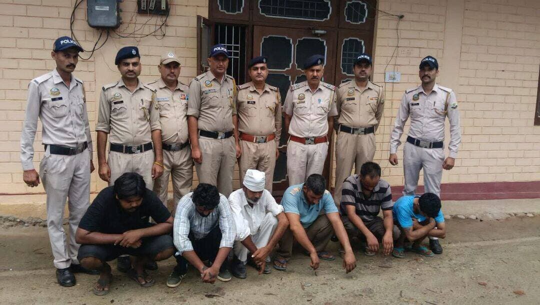 बिलासपुर में नशे के नेटवर्क पर बड़ी चोट, 175.5 ग्राम चिट्टा और 2 लाख रुपये नकद बरामद; 6 गिरफ्तार
बिलासपुर: नशे के खिलाफ चलाए जा रहे अभियान के तहत बिलासपुर पुलिस की स्पेशल डिटेक्शन टीम (SDT) ने अमृतसर से बिलासपुर तक सक्रिय चिट्टा सप्लाई नेटवर्क का भंडाफोड़ किया है। पुलिस कार्रवाई में कुल करीब 175.5 ग्राम चिट्टा और 2 लाख रुपये नकद बरामद किए गए हैं। मामले में अब तक छह आरोपियों को गिरफ्तार किया गया है।
धराड़सानी में नाकाबंदी के दौरान 132 ग्राम चिट्टा बरामद
21 अगस्त 2026 को धराड़सानी हार, झण्डुता में नाकाबंदी के दौरान पुलिस ने वाहन संख्या HP01B1952 को जांच के लिए रोका। वाहन में सवार पांच लोगों के कब्जे से करीब 132 ग्राम हेरोइन/चिट्टा और 2 लाख रुपये नकद बरामद किए गए।
गिरफ्तार आरोपियों की पहचान रविन्द्र कुमार (36), निवासी बैरी दड़ोलां, तहसील झण्डुता; रणजीत सिंह (55), उसके पुत्र विशाल सिंह (24) और आकाशदीप (23), निवासी मंडयाला, अमृतसर, पंजाब तथा आशुतोष चन्देल उर्फ अंकुश (37), निवासी बैहना जट्टां, झण्डुता के रूप में हुई है।
इस संबंध में थाना झण्डुता में FIR संख्या 69/26, दिनांक 21 अगस्त 2026 को धारा 21 और 29 NDPS Act के तहत मामला दर्ज किया गया है।
जांच में सामने आई सप्लाई चेन
पुलिस जांच के दौरान सामने आया कि रणजीत सिंह और उसका पुत्र आकाशदीप अमृतसर से चिट्टा उपलब्ध कराने तथा सप्लाई नेटवर्क को संचालित करने में शामिल थे। वहीं विशाल सिंह चिट्टा अमृतसर से बिलासपुर लाकर स्थानीय पेडलर्स को उपलब्ध कराता था।
जांच के अनुसार विशाल सिंह स्थानीय स्तर पर रविन्द्र कुमार, आशुतोष चन्देल उर्फ अंकुश और प्रवेश गुप्ता को चिट्टा बेचता था। इसके बाद ये लोग इसे आगे ग्राहकों तक पहुंचाते थे। पुलिस के अनुसार विशाल सिंह पिछले कुछ समय से आशुतोष चन्देल उर्फ अंकुश के बैहना जट्टां स्थित घर में रह रहा था।
इसी जानकारी के आधार पर पुलिस ने आशुतोष चन्देल उर्फ अंकुश के घर पर दबिश दी, जहां से करीब 41 ग्राम चिट्टा बरामद किया गया। इसके अलावा प्रवेश गुप्ता के घुमारवीं स्थित घर पर भी रेड की गई, जहां से करीब 2.5 ग्राम चिट्टा बरामद हुआ।
इस तरह अलग-अलग कार्रवाई में कुल करीब 175.5 ग्राम चिट्टा और 2 लाख रुपये नकद बरामद हुए हैं।
झण्डुता, घुमारवीं और बिलासपुर तक फैला नेटवर्क
पुलिस के मुताबिक प्रारंभिक जांच में सामने आया है कि यह सप्लाई नेटवर्क झण्डुता, घुमारवीं और बिलासपुर सदर क्षेत्र तक सक्रिय था। जांच में सप्लायरों, स्थानीय पेडलर्स और आगे चिट्टा बेचने वालों की भूमिकाओं की पहचान की गई है।
पुलिस गिरफ्तार आरोपियों से पूछताछ कर नेटवर्क से जुड़े अन्य सप्लायरों, पेडलर्स, खरीदारों और वित्तीय लेन-देन की जानकारी जुटा रही है। जांच के आधार पर आगे भी गिरफ्तारियां होने की संभावना है।
आरोपियों के खिलाफ पहले से भी मामले दर्ज
पुलिस रिकॉर्ड के अनुसार रविन्द्र कुमार के खिलाफ वर्ष 2015, 2018 और 2025 में हत्या, मारपीट, आर्म्स एक्ट और NDPS एक्ट समेत विभिन्न धाराओं में मामले दर्ज पाए गए हैं। प्रवेश गुप्ता के खिलाफ वर्ष 2013, 2021 और 2024 में विभिन्न मामले दर्ज बताए गए हैं।
आशुतोष चन्देल उर्फ अंकुश के खिलाफ वर्तमान FIR 69/2026 दर्ज है। वहीं आकाशदीप के खिलाफ अमृतसर में वर्ष 2023 तथा घुमारवीं में वर्ष 2026 में NDPS एक्ट के तहत मामले दर्ज पाए गए हैं।
पुलिस अब पूरे नेटवर्क की आगे-पीछे की कड़ियों की जांच कर रही है, ताकि अमृतसर से बिलासपुर तक चिट्टे की सप्लाई में शामिल अन्य लोगों तक भी पहुंच बनाई जा सके।
<nis:link nis:type=tag nis:id=uthimachal nis:value=UTHimachal nis:enabled=true nis:link/> <nis:link nis:type=tag nis:id=uniquetodaynews nis:value=UniqueTodayNews nis:enabled=true nis:link/> <nis:link nis:type=tag nis:id=bilaspur nis:value=Bilaspur nis:enabled=true nis:link/> <nis:link nis:type=tag nis:id=himachalnews nis:value=HimachalNews nis:enabled=true nis:link/> <nis:link nis:type=tag nis:id=bilaspurpolice nis:value=BilaspurPolice nis:enabled=true nis:link/> <nis:link nis:type=tag nis:id=chitta nis:value=Chitta nis:enabled=true nis:link/> <nis:link nis:type=tag nis:id=drugfreehimachal nis:value=DrugFreeHimachal nis:enabled=true nis:link/> <nis:link nis:type=tag nis:id=ndpsact nis:value=NDPSAct nis:enabled=true nis:link/> <nis:link nis:type=tag nis:id=amritsar nis:value=Amritsar nis:enabled=true nis:link/> <nis:link nis:type=tag nis:id=jhanduta nis:value=Jhanduta nis:enabled=true nis:link/> <nis:link nis:type=tag nis:id=ghumarwin nis:value=Ghumarwin nis:enabled=true nis:link/> <nis:link nis:type=tag nis:id=drugnetwork nis:value=DrugNetwork nis:enabled=true nis:link/>