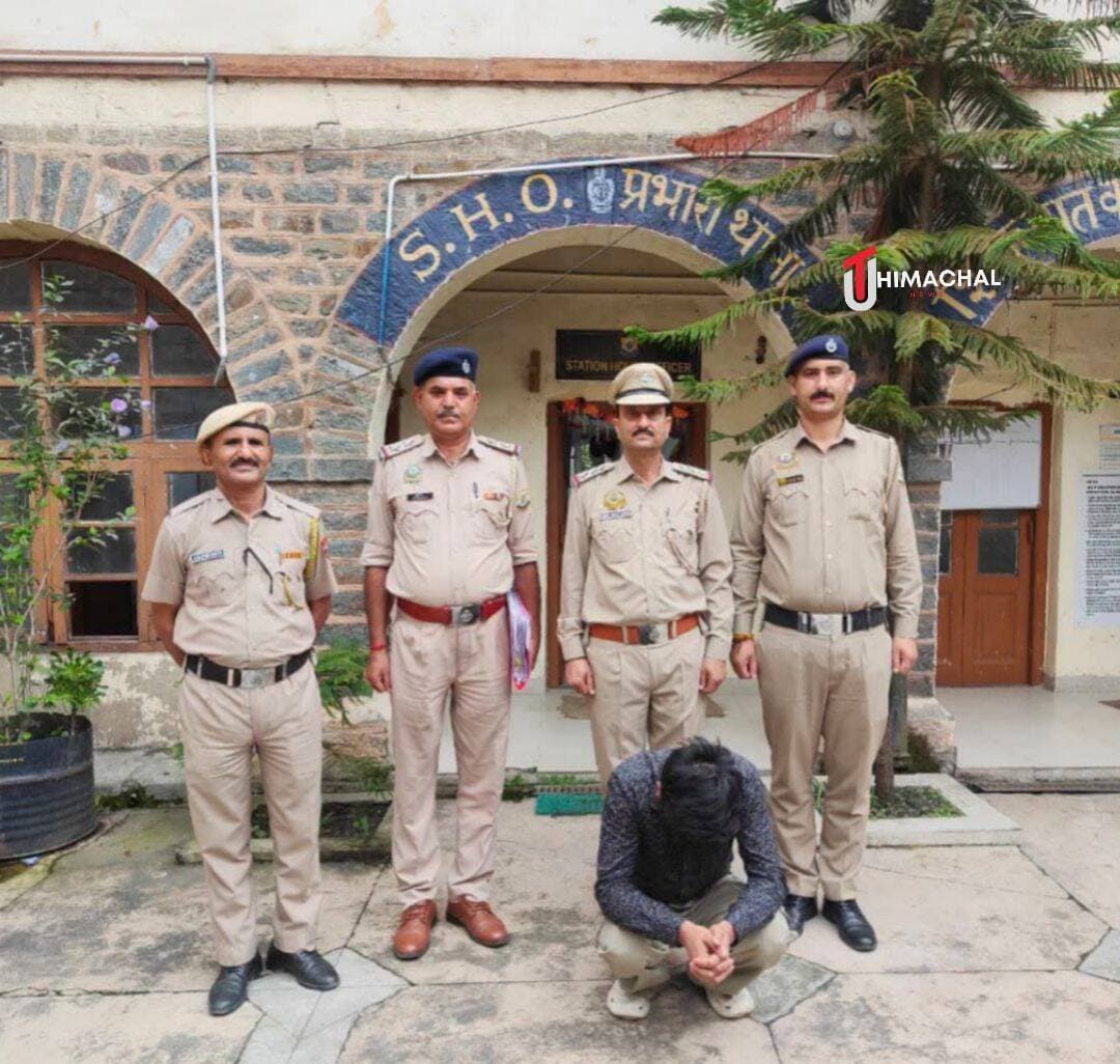 16 लाख की साइबर ठगी का आरोपी दिल्ली से गिरफ्तार, शिमला पुलिस की बड़ी कार्रवाई
शिमला पुलिस ने धोखाधड़ी और साइबर अपराध के मामले में बड़ी कार्रवाई करते हुए 16 लाख रुपये की ठगी के आरोपी को दिल्ली से गिरफ्तार किया है।
मामला पुलिस थाना सदर शिमला में दर्ज अभियोग संख्या 105/25 से जुड़ा है। पुलिस के अनुसार, 11 अक्टूबर 2025 से 14 अक्टूबर 2025 के बीच शिकायतकर्ता के SBI खाते से कुल 16 लाख रुपये धोखाधड़ीपूर्वक निकाल लिए गए थे।
जांच के दौरान पुलिस ने आरोपी अमान अली, निवासी यमुना विहार, दिल्ली की संलिप्तता का पता लगाया। तकनीकी और अन्य जांच के आधार पर पुलिस टीम ने आरोपी को 19 अगस्त 2026 को दिल्ली के भजनपुरा क्षेत्र से गिरफ्तार कर लिया।
गिरफ्तारी के बाद आरोपी को ट्रांजिट रिमांड पर शिमला लाया गया। न्यायालय में पेश करने के बाद पुलिस को आरोपी का 22 अगस्त 2026 तक रिमांड मिला है।
पुलिस अब मामले में ठगी की रकम की निकासी, उसके इस्तेमाल और संभावित अन्य आरोपियों की भूमिका की जांच कर रही है।
<nis:link nis:type=tag nis:id=shimlapolice nis:value=ShimlaPolice nis:enabled=true nis:link/> <nis:link nis:type=tag nis:id=cybercrime nis:value=CyberCrime nis:enabled=true nis:link/> <nis:link nis:type=tag nis:id=cyberfraud nis:value=CyberFraud nis:enabled=true nis:link/> <nis:link nis:type=tag nis:id=fraudcase nis:value=FraudCase nis:enabled=true nis:link/> <nis:link nis:type=tag nis:id=shimla nis:value=Shimla nis:enabled=true nis:link/> <nis:link nis:type=tag nis:id=himachalpradesh nis:value=HimachalPradesh nis:enabled=true nis:link/> <nis:link nis:type=tag nis:id=delhi nis:value=Delhi nis:enabled=true nis:link/> <nis:link nis:type=tag nis:id=16lakhfraud nis:value=16LakhFraud nis:enabled=true nis:link/> <nis:link nis:type=tag nis:id=uthimachal nis:value=UTHimachal nis:enabled=true nis:link/> <nis:link nis:type=tag nis:id=uniquetodaynews nis:value=UniqueTodayNews nis:enabled=true nis:link/>