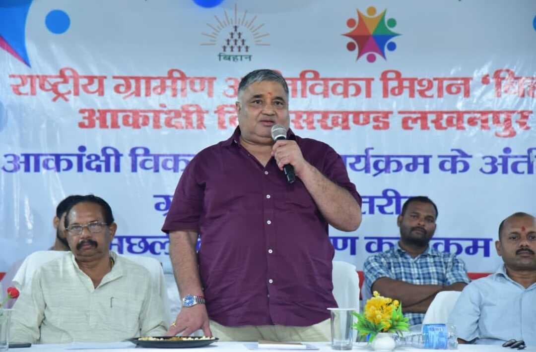 बिहान से गांवों में आत्मनिर्भरता की नई लहर
मछली पालन से ग्रामीण परिवारों के लिए आजीविका और आय के नए अवसर बढ़ रहे हैं। लखनपुर में मछली बीज वितरण कार्यक्रम के दौरान पर्यटन एवं संस्कृति मंत्री श्री राजेश अग्रवाल ने महिला स्व-सहायता समूहों को स्थानीय संसाधनों से जोड़कर आर्थिक रूप से सशक्त बनाने पर जोर दिया। ‘बिहान’ के माध्यम से महिलाएं बचत, ऋण और स्वरोजगार से जुड़कर आत्मनिर्भरता की ओर बढ़ रही हैं।
मुख्यमंत्री श्री विष्णुदेव साय के मार्गदर्शन में सुशासन सरकार का लक्ष्य है, गांव मजबूत, परिवार आत्मनिर्भर और छत्तीसगढ़ समृद्ध बने।
#SushasanSarkar #सुशासन_सरकार #Chhattisgarh #Bihan #RuralDevelopment #Livelihood #MatsyaPalan