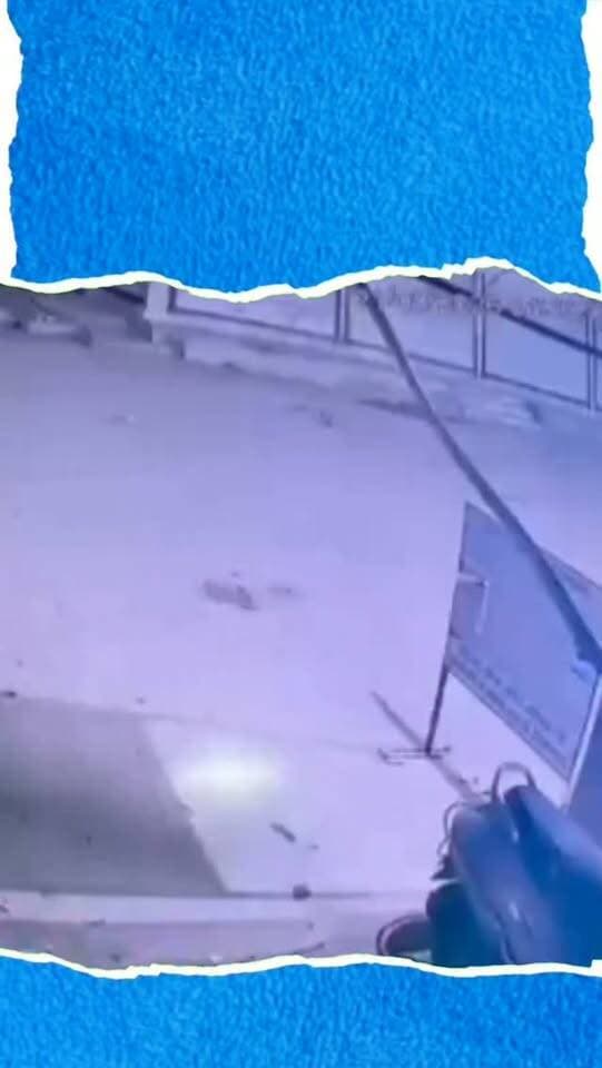 सीमलवाड़ा में चोरों का धावा, एक रात में 3 दुकानों के टूटे ताले; CCTV में कैद वारदात
डूंगरपुर जिला क्षेत्र के सीमलवाड़ा कस्बे में लगातार बढ़ रही चोरी की घटनाओं से लोगों में चिंता है। धंबोला थाना क्षेत्र में बीती रात चोरों ने एक के बाद एक तीन प्रतिष्ठानों को निशाना बनाया। पटेल बिल्डिंग मटेरियल से करीब 1500 और सांवरिया इंटरप्राइजेज से करीब 2000 रुपए नकद चोरी हुए। वहीं पटेल कबाड़ी सेंटर के भी ताले तोड़े गए। सांवरिया इंटरप्राइजेज में चोरी करता एक आरोपी सीसीटीवी में साफ कैद हुआ है। फुटेज में चोर लोहे की सरिए से शटर उठाकर दुकान में घुसता नजर आ रहा है। व्यापारियों ने रात में पुलिस गश्त बढ़ाने और आरोपी की जल्द गिरफ्तारी की मांग की है। पुलिस ने जांच शुरू कर आसपास के सीसीटीवी फुटेज खंगालने शुरू कर दिए हैं।
#Dungarpur #DungarpurNews #DungarpurPolice #Simalwara #Chaurasi
