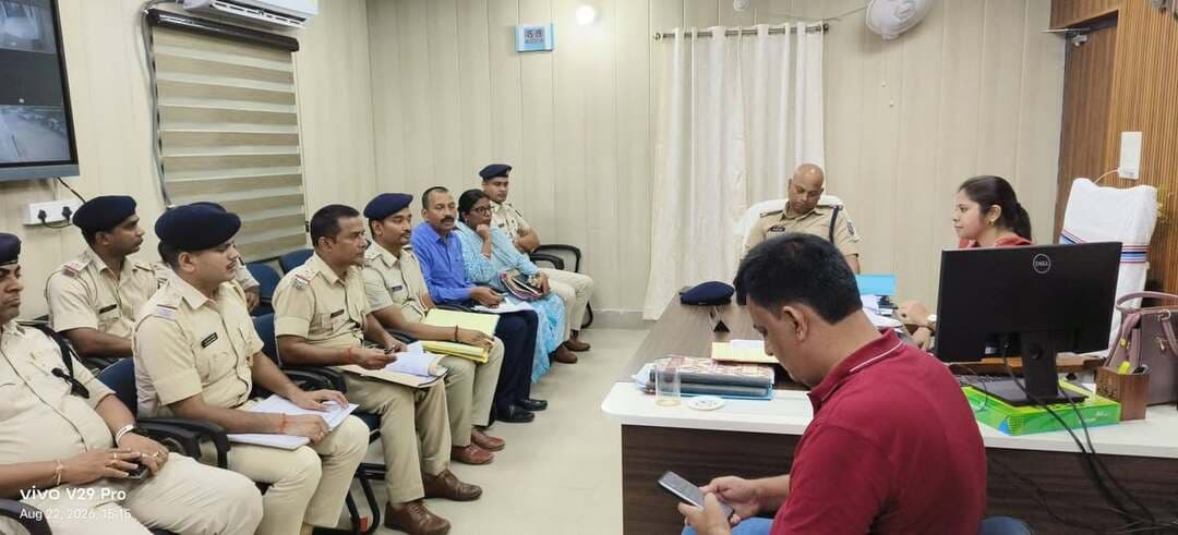 आज दिनांक 22 अगस्त 2026 को अनुमंडल पदाधिकारी सुश्री प्रियंका कुमारी की अध्यक्षता में उनके कार्यालय प्रकोष्ठ में एक महत्वपूर्ण समीक्षा बैठक आयोजित की गई। यह बैठक मुख्य रूप से अनुमंडल क्षेत्र अंतर्गत लंबित अतिक्रमणवाद एवं कानून-व्यवस्था की अद्यतन स्थिति की समीक्षा की गई ।
बैठक के दौरान अनुमंडल पदाधिकारी ने थानावार लंबित मामलों की गहन समीक्षा की। उन्होंने भूमि पर से अवैध कब्जा हटाने के लिए जारी अतिक्रमण अभियानों की प्रगति, वारंट निर्गत कराने की प्रक्रिया और शांति व्यवस्था बनाए रखने के लिए धारा 107 के तहत की जा रही निरोधात्मक कार्रवाइयों का ब्योरा लिया। सुश्री प्रियंका कुमारी अनुमंडल पदाधिकारी महोदया ने स्पष्ट निर्देश दिए कि जिन क्षेत्रों में सरकारी भूमि या सार्वजनिक रास्तों पर अवैध अतिक्रमण चिन्हित किए गए हैं, वहां समयबद्ध तरीके से नापी एवं नोटिस की प्रक्रिया पूरी कर शीघ्र अतिक्रमण हटाने की कार्रवाई चलाई जाए।
Information & Public Relations Department, Government of Bihar District Administration Sheikhpura Apna Sheikhpura