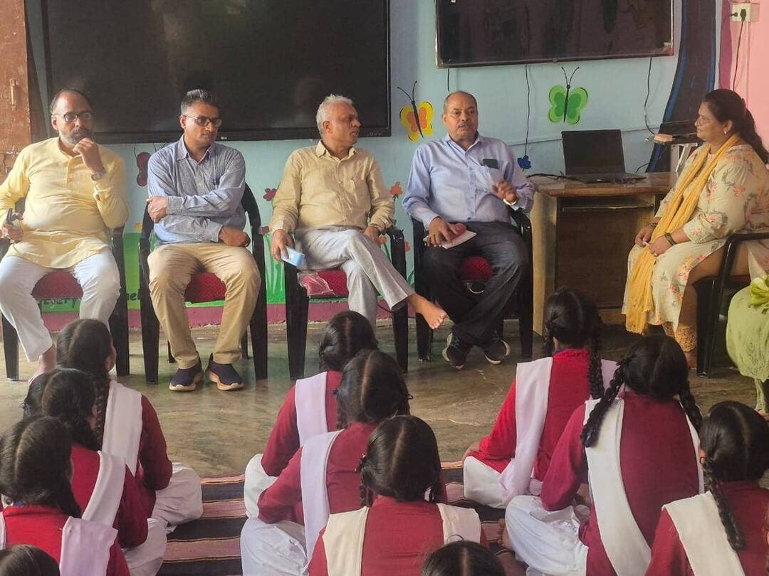डायट प्राचार्य ने मऊ ब्लॉक के 9 विद्यालयों का किया औचक निरीक्षण, बच्चों को पढ़ाया और मध्याह्न भोजन की परखी गुणवत्ता
आज दिनांक 22 अगस्त 2026 को प्राचार्य डायट द्वारा जनपद चित्रकूट के मऊ ब्लॉक के कस्तूरबा गांधी आवासीय बालिका विद्यालय, मानिकपुर सहित कुल 09 परिषदीय विद्यालयों का औचक निरीक्षण किया गया। इस दौरान अधिकांश विद्यालयों में सत्रीय परीक्षाएं संचालित पाई गईं तथा शिक्षकों की उपस्थिति शत-प्रतिशत रही।
निरीक्षण की शुरुआत सुबह 09:00 बजे कम्पोजिट विद्यालय जोरवारा, मऊ से हुई। यहाँ छात्र उपस्थिति एवं नामांकन संतोषजनक मिला। हालांकि, विद्यालय परिसर में पड़े ध्वस्त भवन के मलबे और ऊपर से गुजर रहे 11000 वोल्ट के विद्युत तार को हटाने के लिए यथोचित कार्रवाई के निर्देश दिए गए। इसके उपरांत, उच्च प्राथमिक विद्यालय ललतारोड़ में 95 के सापेक्ष 73 छात्र उपस्थित मिले। वहीं, उच्च प्राथमिक विद्यालय हटवा मऊ में 110 में से 80 बच्चे उपस्थित पाए गए। यहाँ प्राचार्य ने स्वयं बच्चों के साथ बैठकर मध्याह्न भोजन ग्रहण किया और मीनू के अनुसार बने सब्जी युक्त दाल-चावल को गुणवत्तापूर्ण व स्वच्छतापूर्ण पाया।
प्राथमिक विद्यालय हटवा के निरीक्षण में 135 के सापेक्ष 104 छात्र मौजूद मिले। यहाँ बच्चों को खाना खाने की पर्याप्त व्यवस्था न होने के कारण इंटरलॉकिंग कराने के कड़े निर्देश दिए गए।
दोपहर के समय निरीक्षण अभियान आगे बढ़ाते हुए प्राचार्य ने इंग्लिश मीडियम छिवलहा का जायजा लिया, जहाँ 191 के सापेक्ष 163 छात्र उपस्थित मिले और पठन-पाठन सुचारू पाया गया। उच्च प्राथमिक विद्यालय छिवलहा में 31 में से 22 छात्र उपस्थित थे, जहाँ प्राचार्य ने स्वयं अध्ययनरत बच्चों की कक्षा में जाकर शिक्षण कार्य किया। इसी प्रकार, प्राथमिक विद्यालय छिवलहा भाग 2 में 52 के सापेक्ष 45 बच्चे मिले। यहाँ भी प्राचार्य ने कक्षा में जाकर पढ़ाया तथा विद्यालय में अवस्थित शौचालयों की साफ-सफाई सुनिश्चित कराने हेतु प्रधानाध्यापक को निर्देशित किया। कन्या उच्च प्राथमिक विद्यालय छिवलहा में 51 के सापेक्ष 42 छात्राएं मौजूद मिलीं और पठन-पाठन संतोषजनक पाया गया।
निरीक्षण के अंतिम चरण में दोपहर 02:15 बजे से कस्तूरबा गांधी आवासीय बालिका विद्यालय, मऊ का सघन निरीक्षण किया गया। यहाँ 180 के सापेक्ष 162 छात्राएं और शत-प्रतिशत शिक्षिकाएं उपस्थित पाई गईं। विद्यालय में पठन-पाठन अत्यंत सुव्यवस्थित और गुणवत्तापूर्ण मिला। प्राचार्य ने छात्राओं को सामूहिक रूप से संबोधित करते हुए उन्हें पठन-पाठन हेतु प्रेरित किया और भोजन ग्रहण कर एमडीएम की गुणवत्ता की भी जाँच की। विद्यालय की टूटी हुई चहारदीवारी के शीघ्र मरम्मत कार्य कराए जाने के निर्देश भी दिए गए हैं।