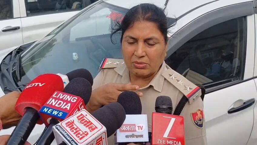 रेड के बारे जानकारी देती हुई थाना प्रभारी
