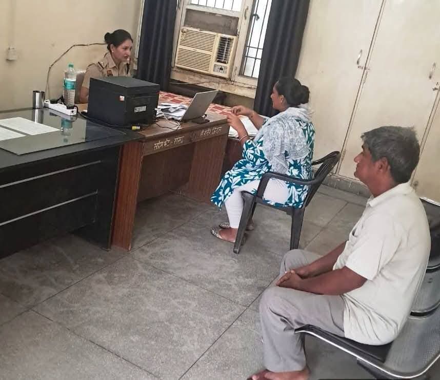"आपका केस-आपकी जानकारी": जनता और पुलिस के बीच बढ़ा विश्वास
कुरुक्षेत्र पुलिस की "आपका केस-आपकी जानकारी" पहल के तहत शनिवार को जिले के सभी थानों व चौकियों में अनुसंधान अधिकारी उपस्थित रहे। इस दौरान बड़ी संख्या में शिकायतकर्ताओं ने अपने मामलों की प्रगति की जानकारी ली। पुलिस अधीक्षक श्री चंद्र मोहन के इस प्रयास से न केवल पारदर्शिता बढ़ी है, बल्कि आमजन को उनके मामलों में त्वरित अपडेट मिल रहे हैं। #cmohry #police_haryana #HaryanaPolice #AmbalaIgp #KurukshetraPolice #PublicService #Transparency